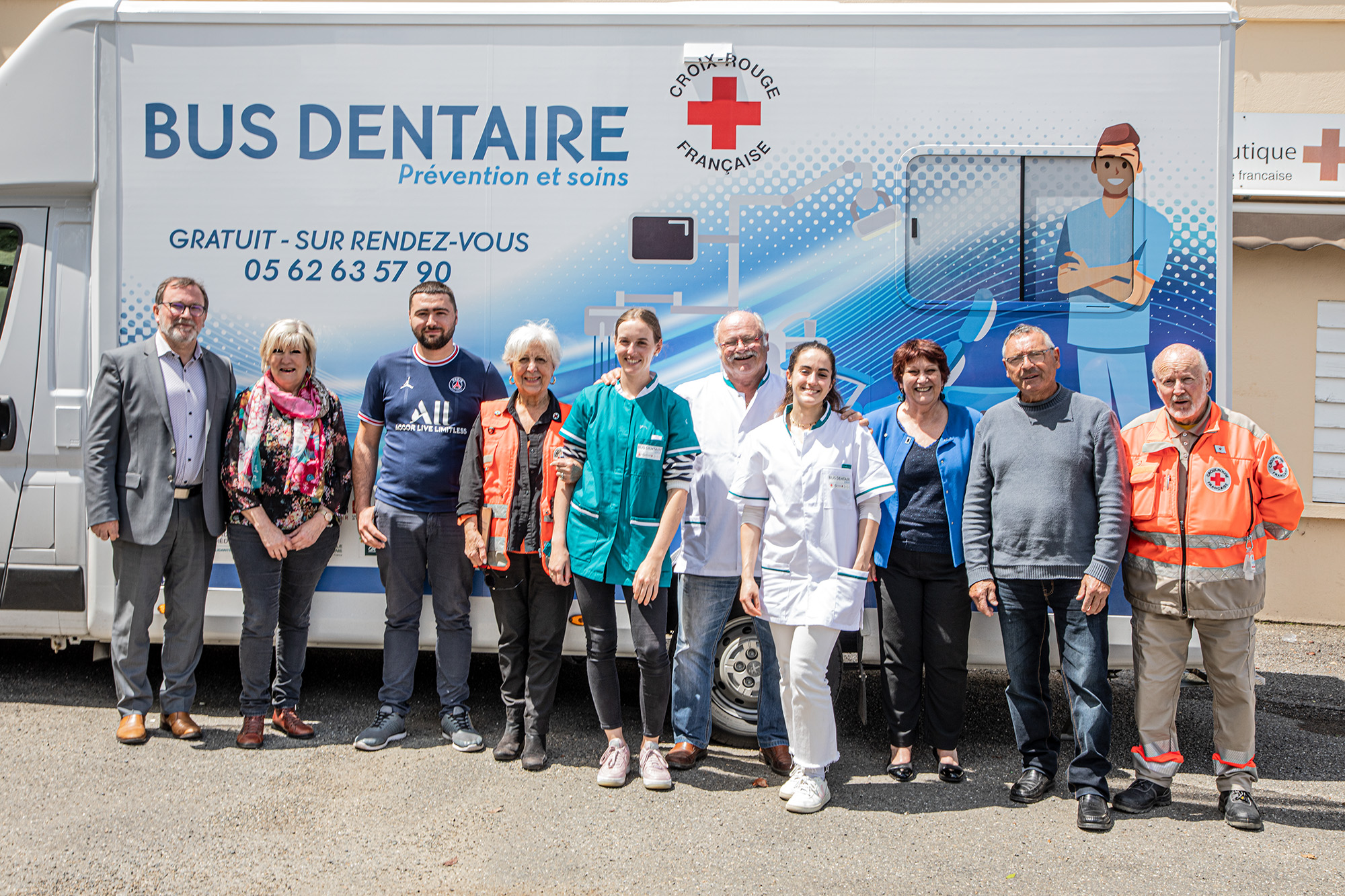 2 Le bus avec la maire les soignants, les clients et les bénévoles de la Croix-Rouge 1bis 160523.jpg