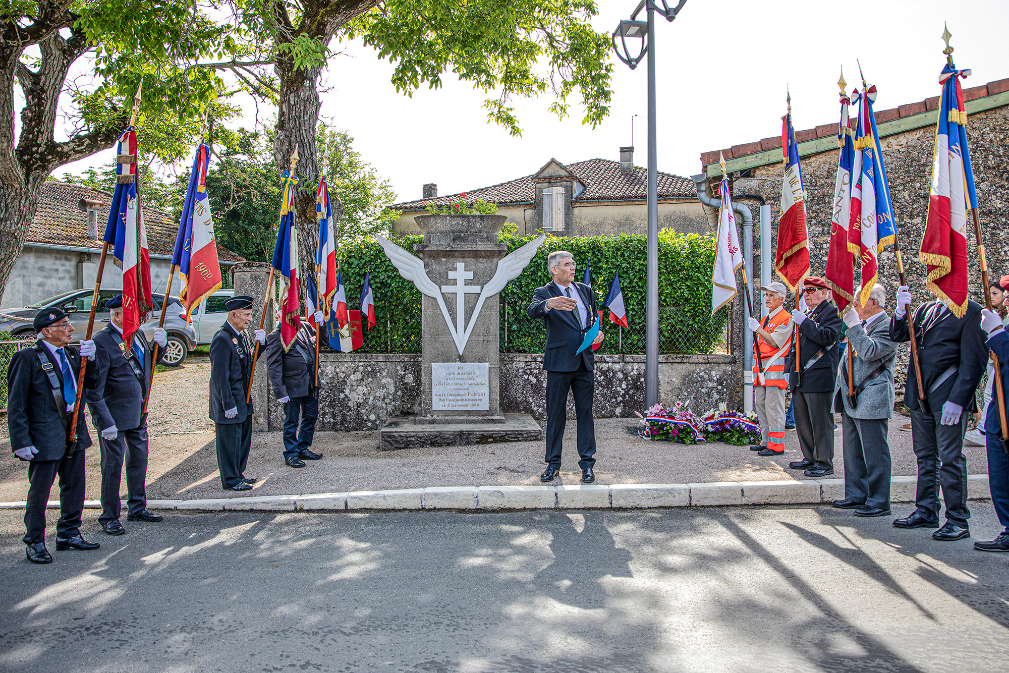 8 La stèle Du col Parisot avec les porte-drapzaux 1bis 070623.jpg