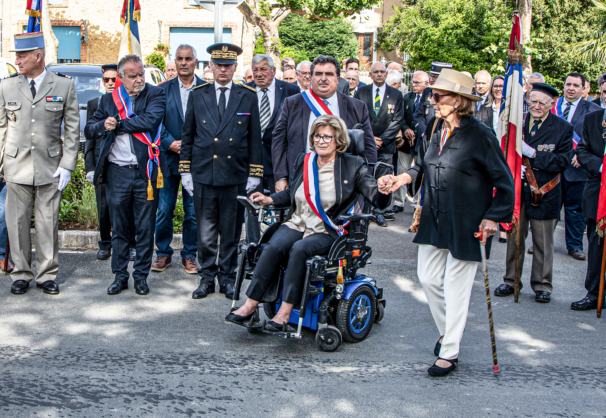 9 Les officiels devant la stèle col parisot 1bis 070623.jpg