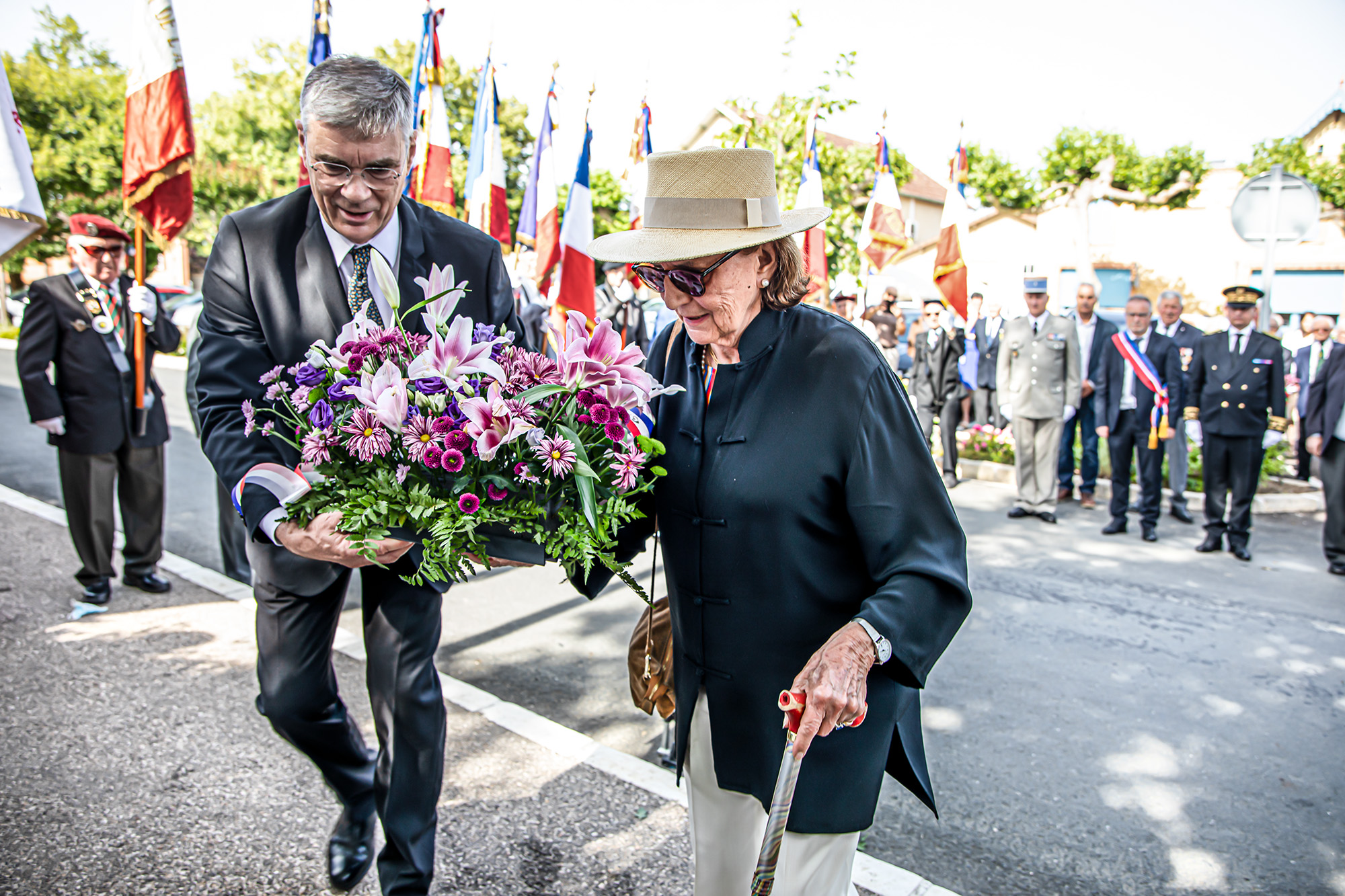 10 Anne-Françoise Parisot dépose une gerbe à la stèle 1bis 070623.jpg