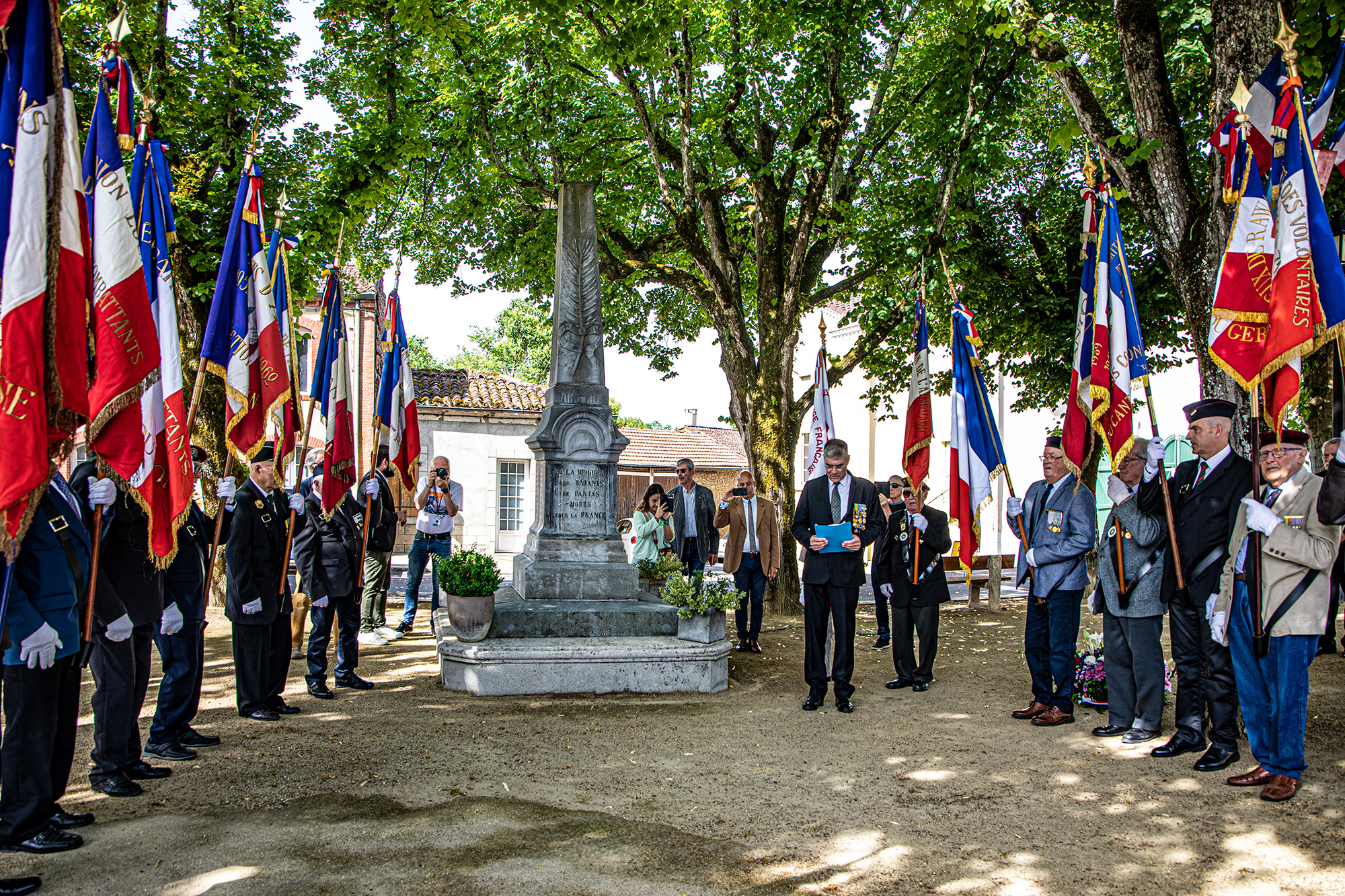 11 Devant le monument aux morts 1bis 070623.jpg