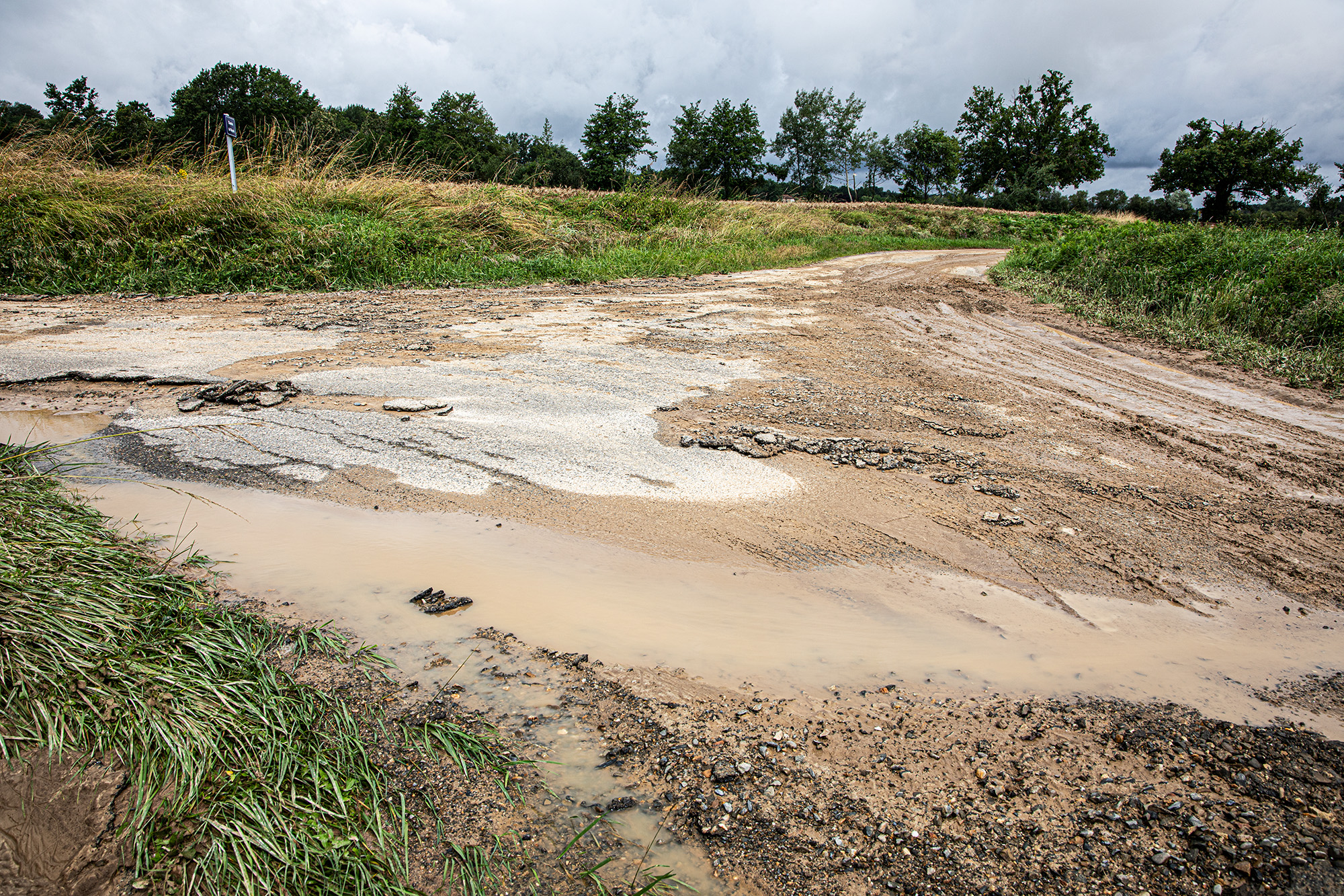 15 Chemin de la gare de Fustérouau défoncé et couvert de boue 1bis 220623.jpg