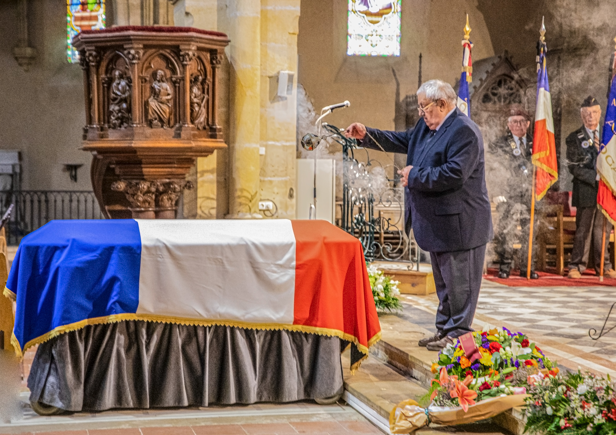 5 Philippe Labiste encense le cercueil 1bis 290623.jpg