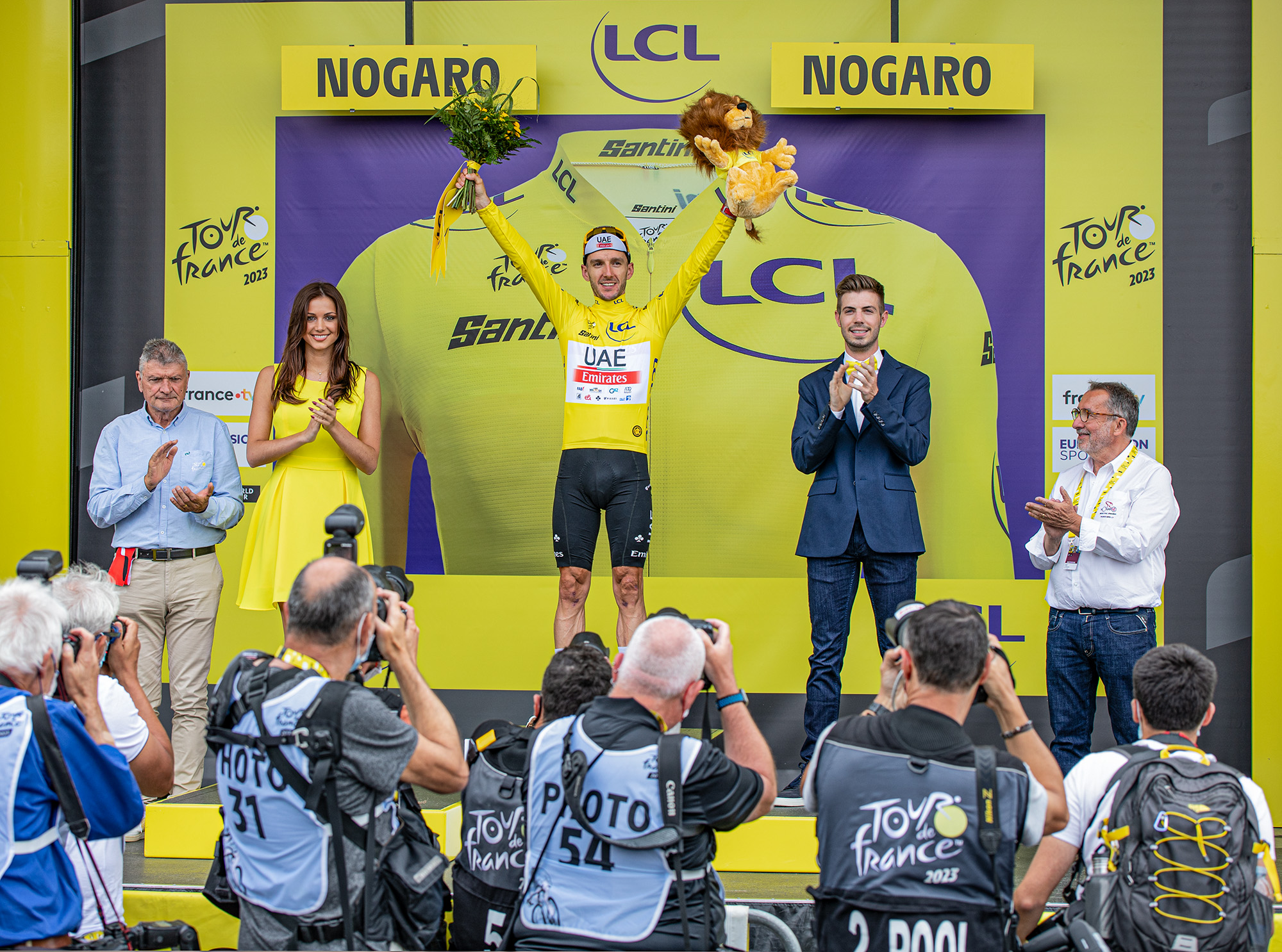 52 Le maillot jaune Adam Yates avec Bernard Thévenet et Christian Peyret 1bis 040723.jpg