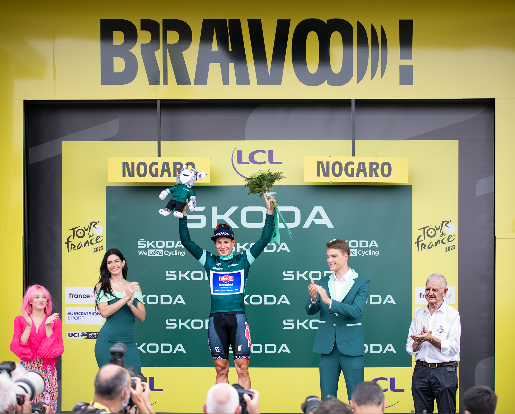 53 Jasper Phipsen maillot vert avec jean-Pierre Parro président du Bas-Armagnac club 1bis 040723.jpg