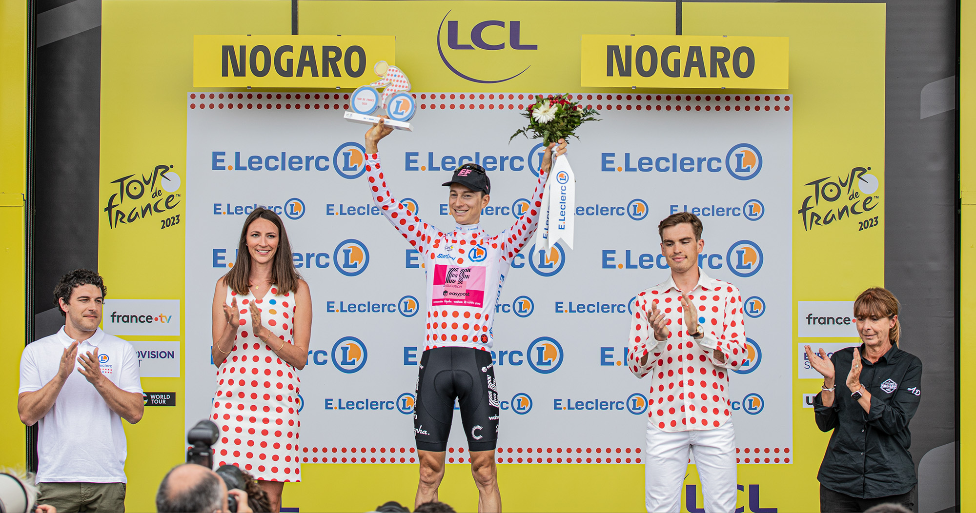 54 Le maillot à pois pour Neilson Powless avec Caroline Diviès 1bis 040723.jpg