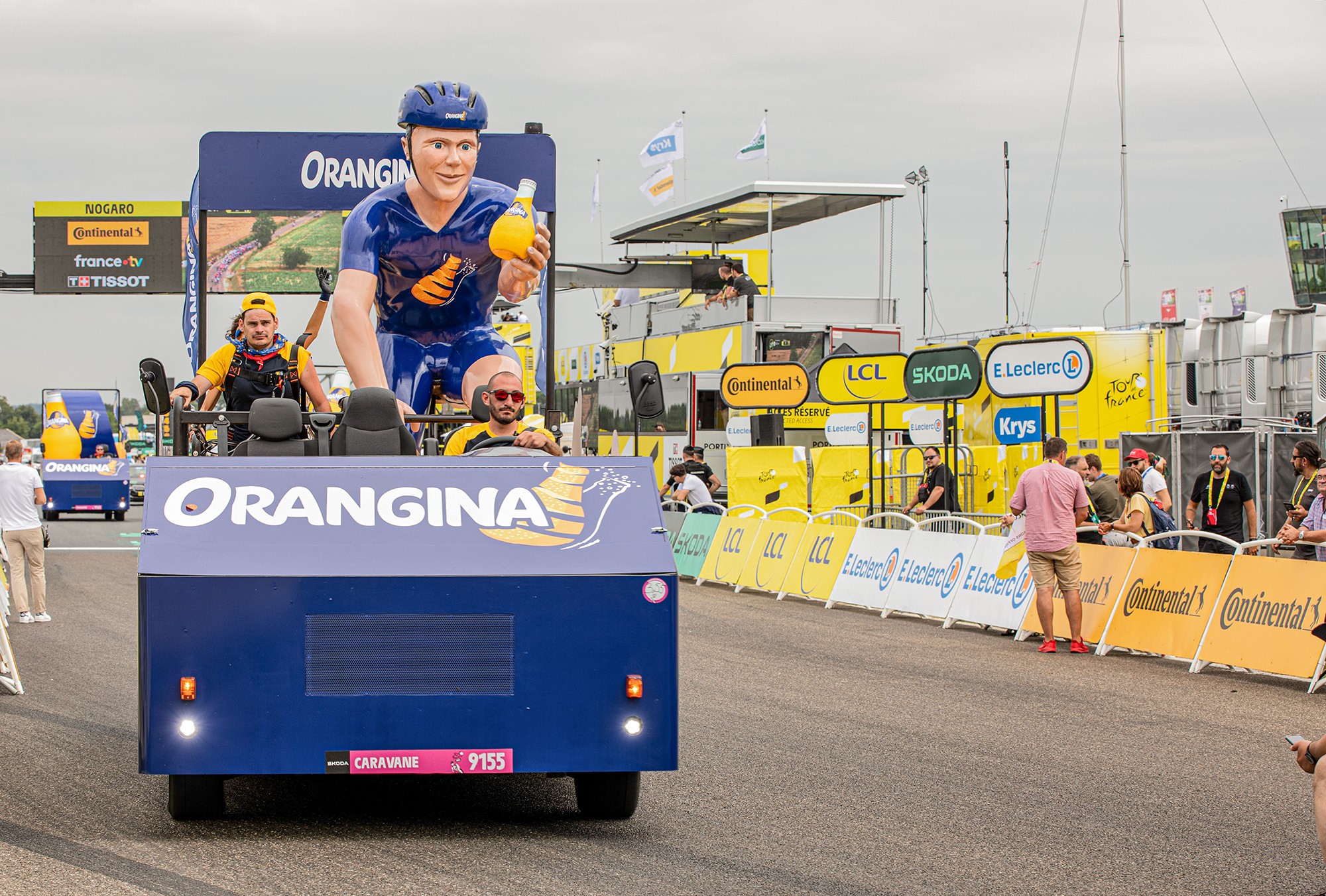 44 Caravane Orangina 1bis 040723.jpg