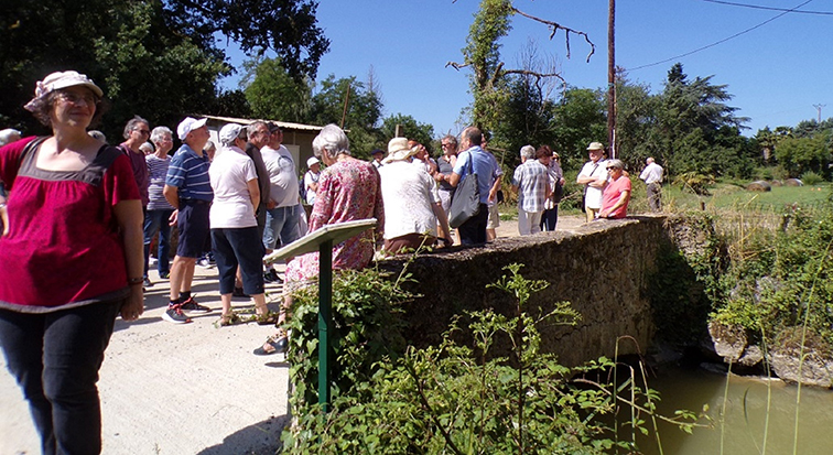 Sur le pont du canal de Rousset (002).jpg