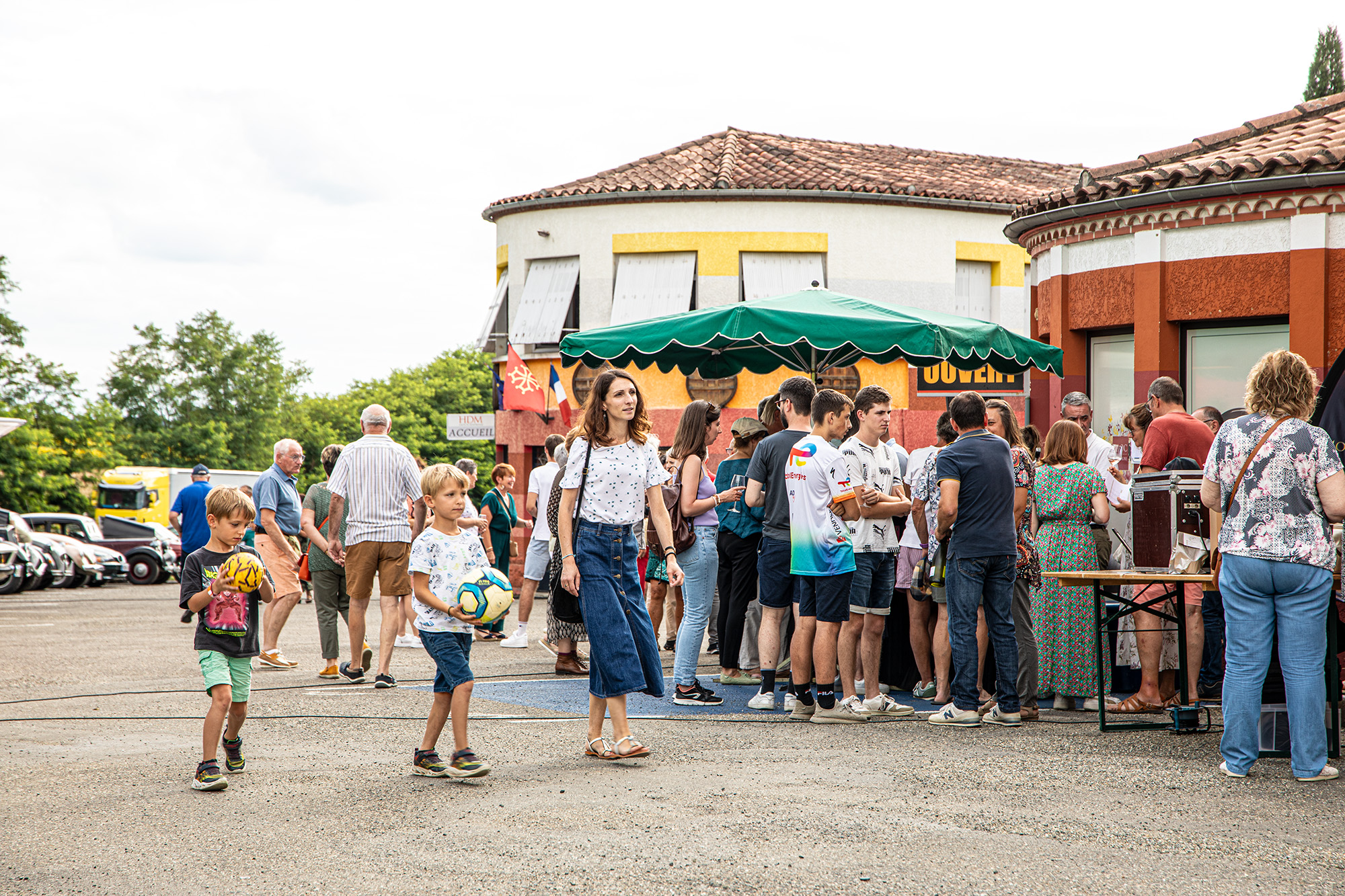 3 Le public visite et boit un verre 1bis 130723.jpg