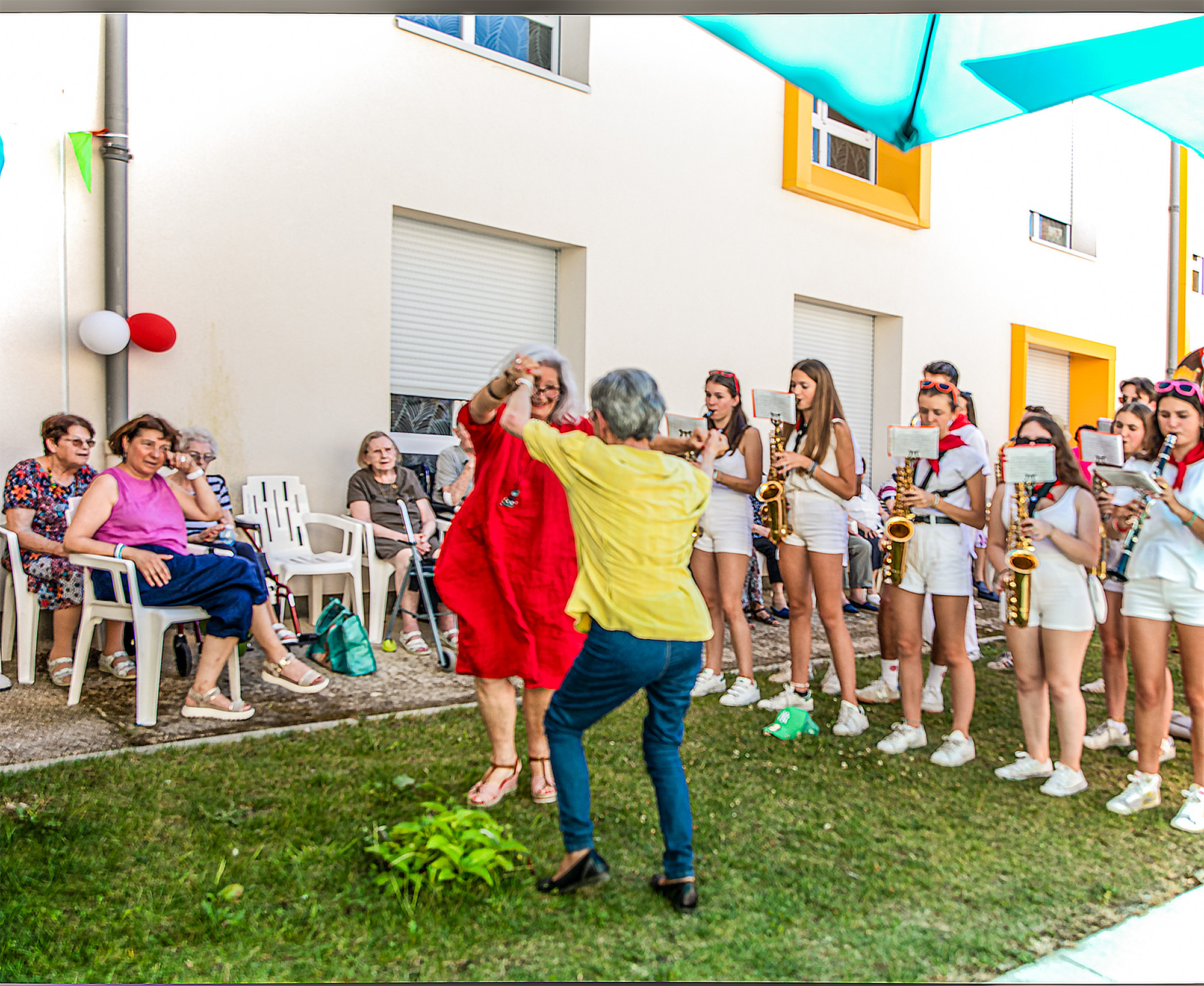 2 Deux résidentes se mettent à danser 1bis 120823.jpg