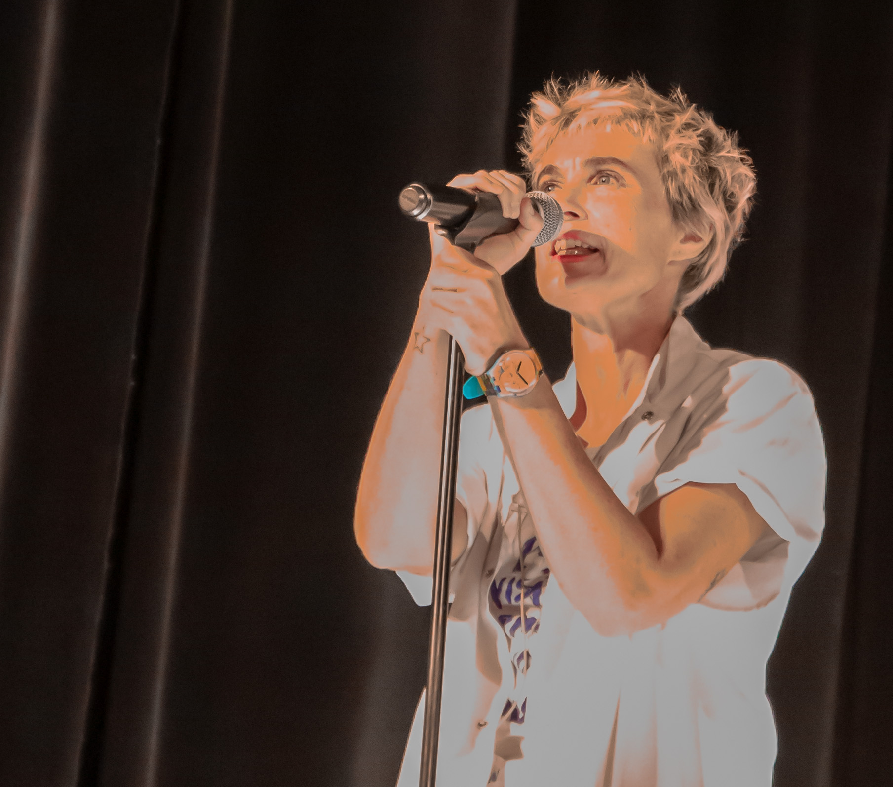 2 Marie Delmarès au micro 1bis 011023.jpg