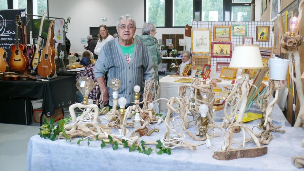 Henri Labarbe présente ses marqueteries de paille et ses lampes en bois de  lierre..JPG