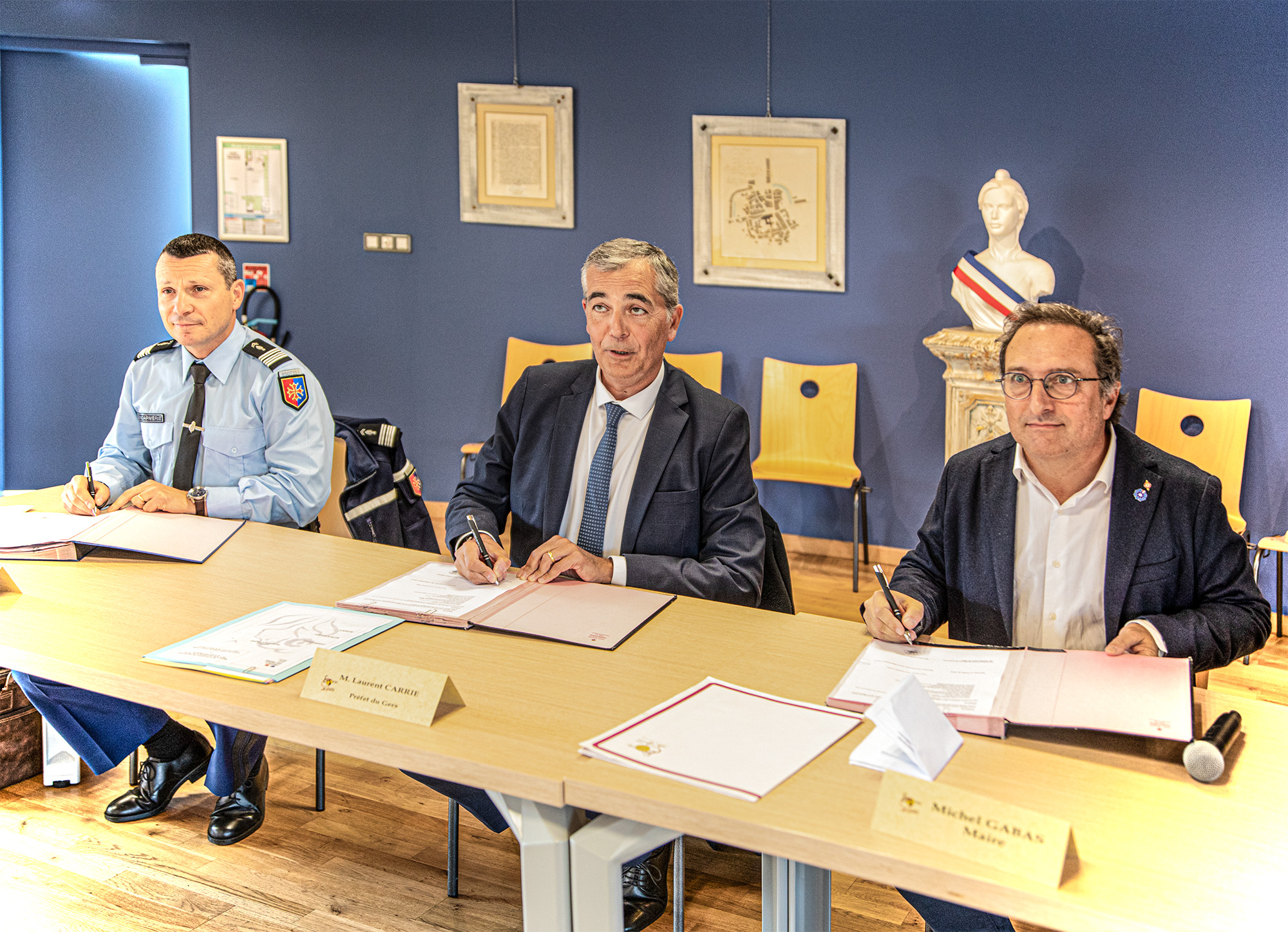 4 Col Sébastien Mahey préfet Laurent Carrié et Michel Gabas  signent 1bis 061123.jpg