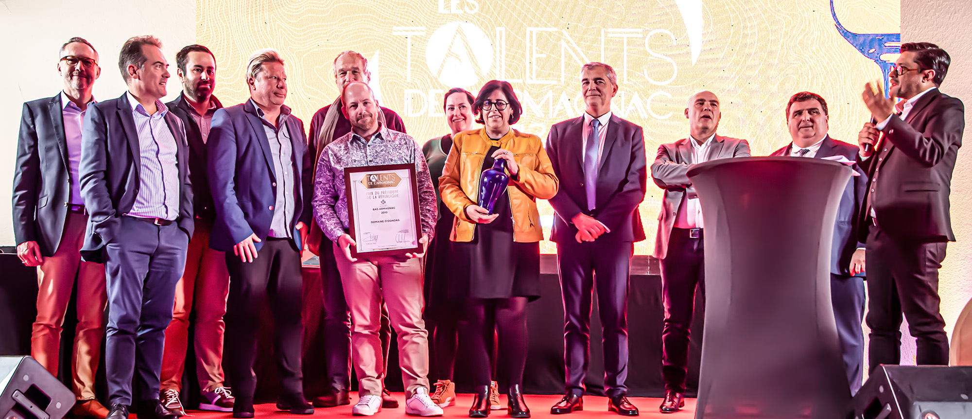Le jury et les autorités entourent le Domaine d'Ognoas, Prix du Président de la République