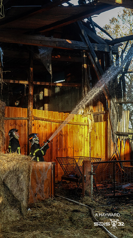 pompiers feu juilles ©a hayward 2.jpg