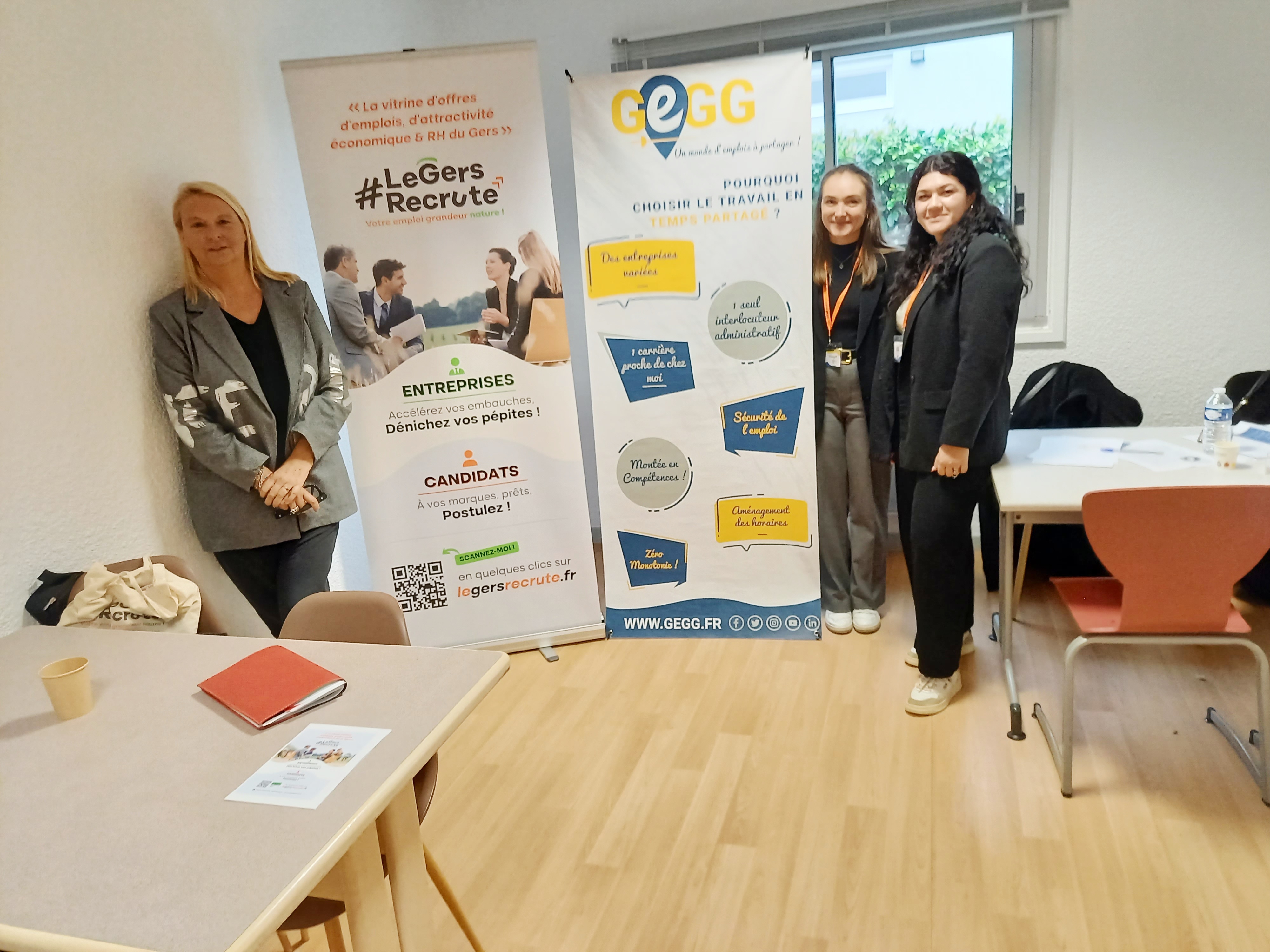 Virginie Lavauden, chef de projet à Gers recrute, et Manon Ader et Margot  Reynaud, du Groupement d'employeurs Gers en Gascogne, étaient présentes au forum pour présenter leurs offres d'emploi.