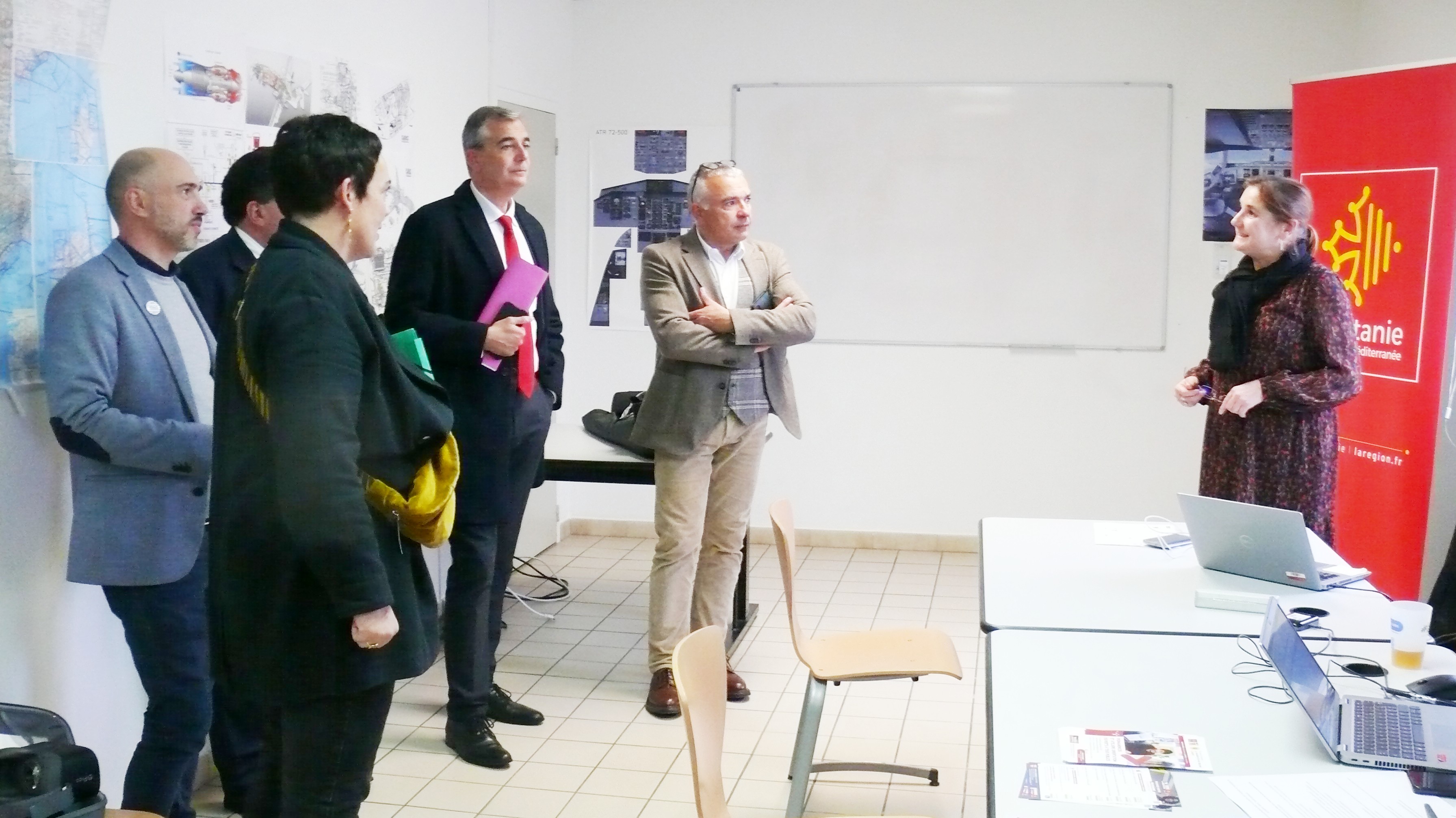 Le préfet, Laurent Carrié, le président de la CCI, Rémi Branet, et Jérôme Samalens, visitent le stand Occitanie.