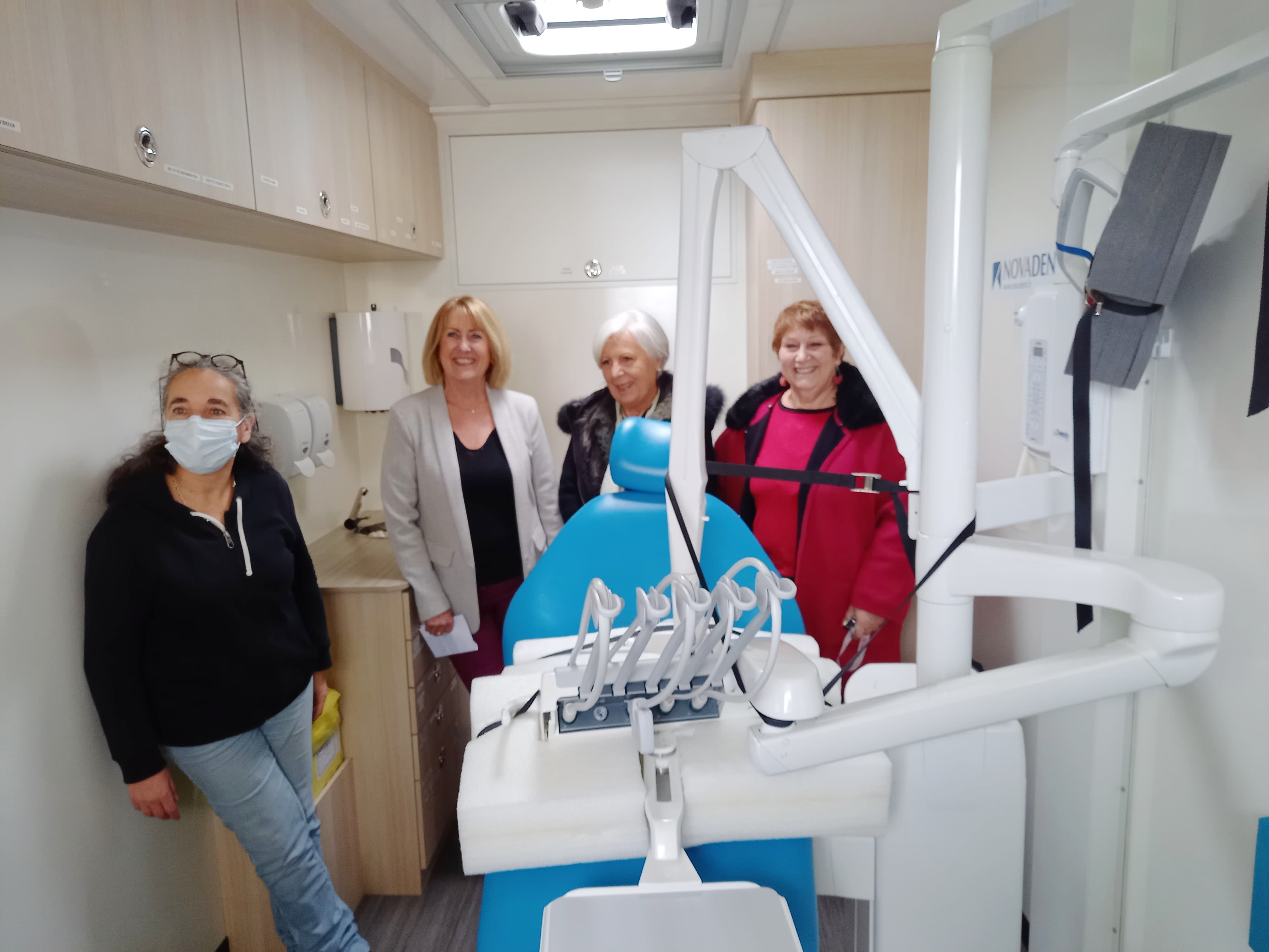 Docteur Virginie Barbe, Sylvie Lacarrière, Marie-José Lier et Marie-José Zago, ont présenté le bus dentaire.