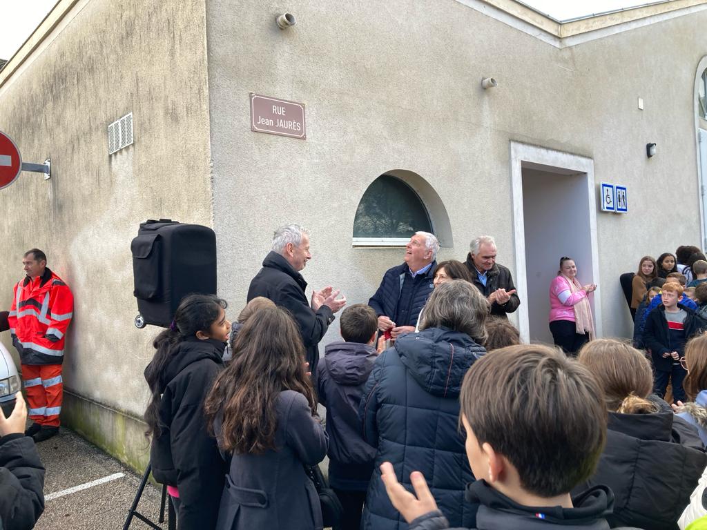 La plaque de la rue Jean Jaurès vient d'être dévoilée
