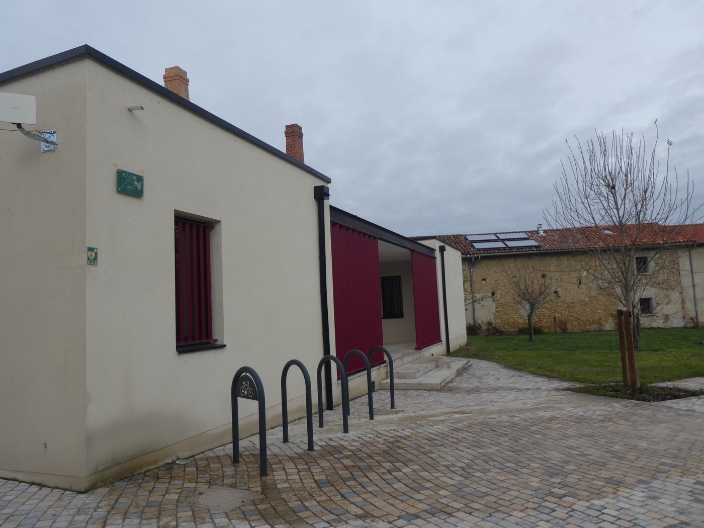 Le square de la Laïcité à l'est de la salle des fêtes