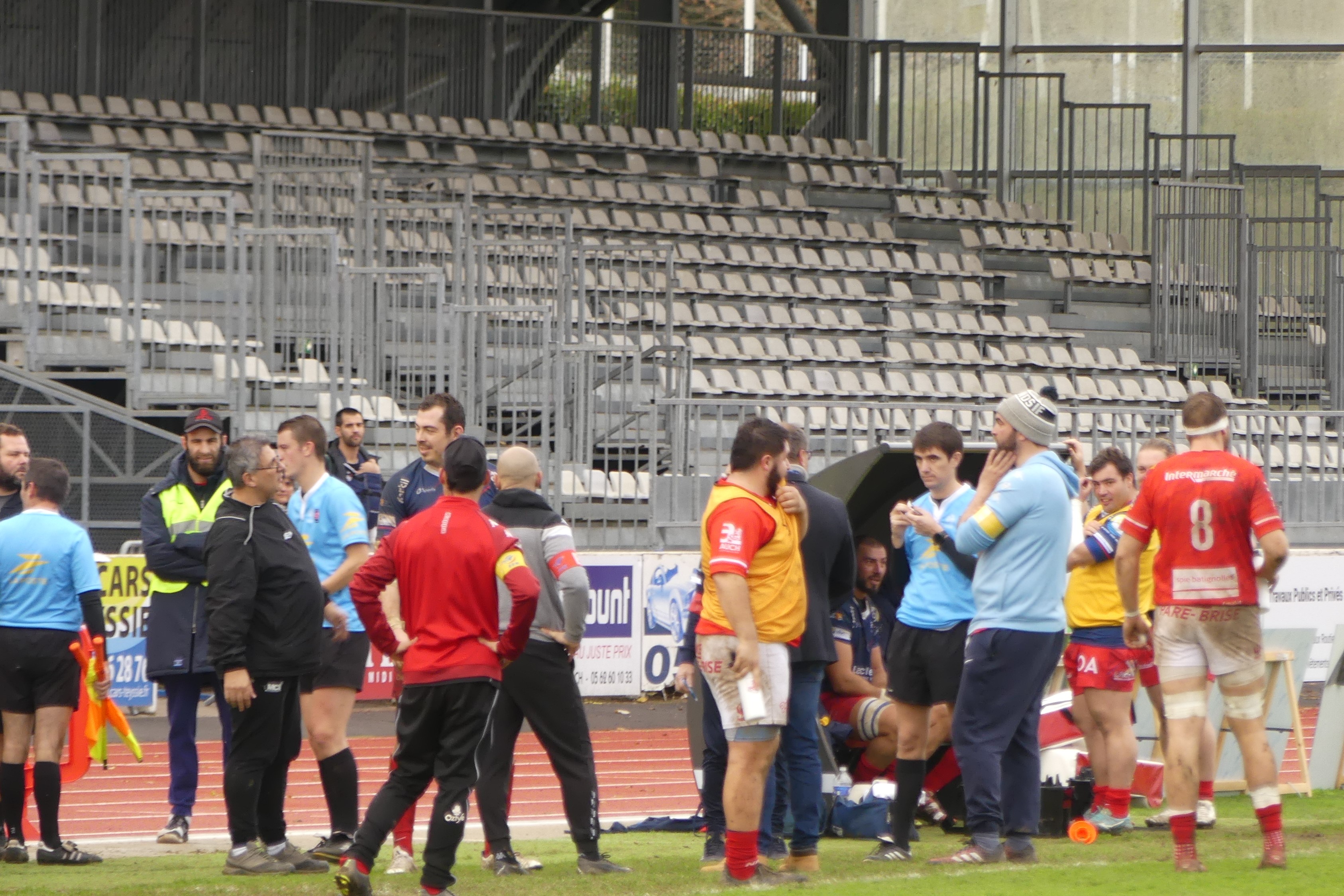 L'arbitre principal suite à un claquage a été remplacé par le second arbitre, Dorian Bégué.