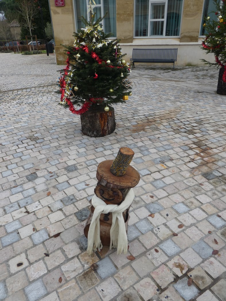 Une écharpe, quelques coups de pinceau  sur deux morceaux de bois et   monsieur attend le ¨Père Noel