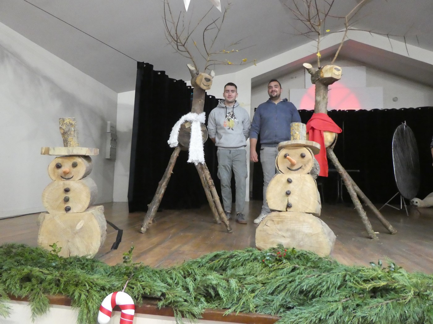 A droite, Philippe Pouysegur, , spécialiste des rennes du Père Noel et son assistant