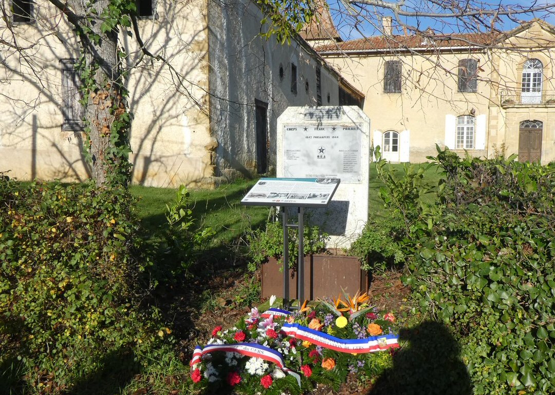 La stèle vient de recevoir trois gerbes