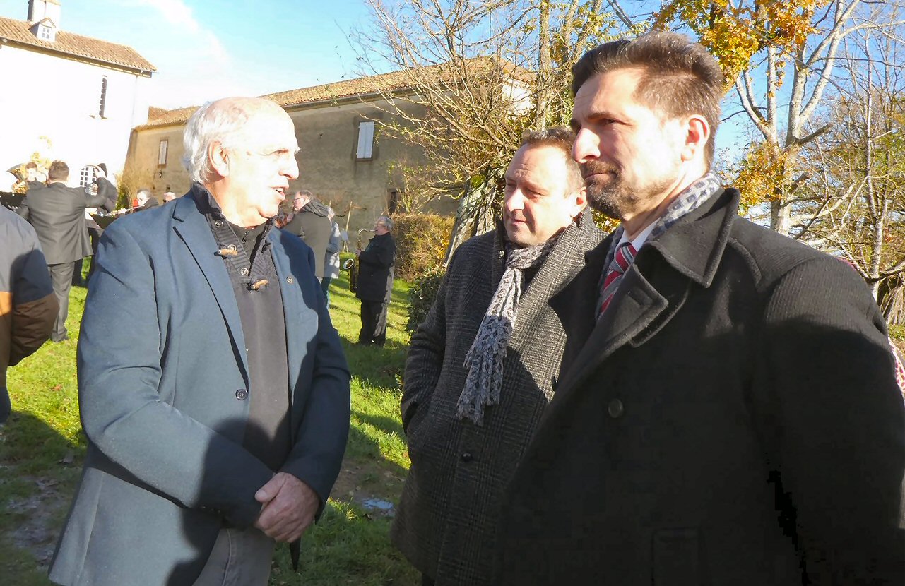 Jean Moncassin   ( à gauche) , porteur de cette cérémonie