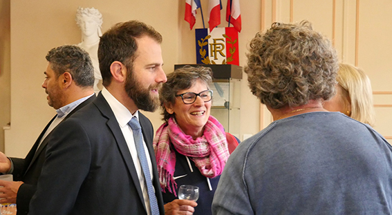le maire en grande discution