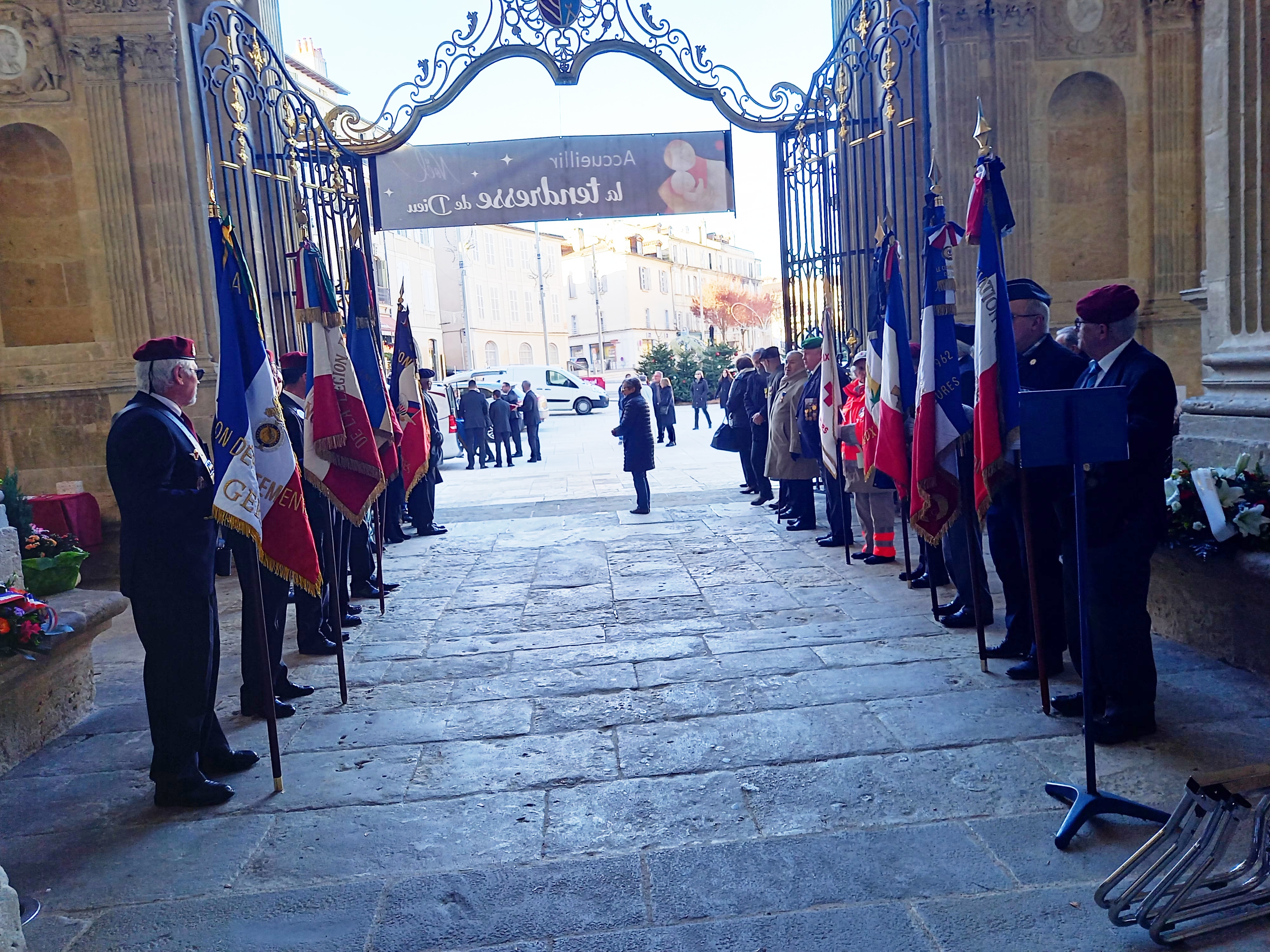 La haie d'honneur à l'entrée de la cathédrale.
