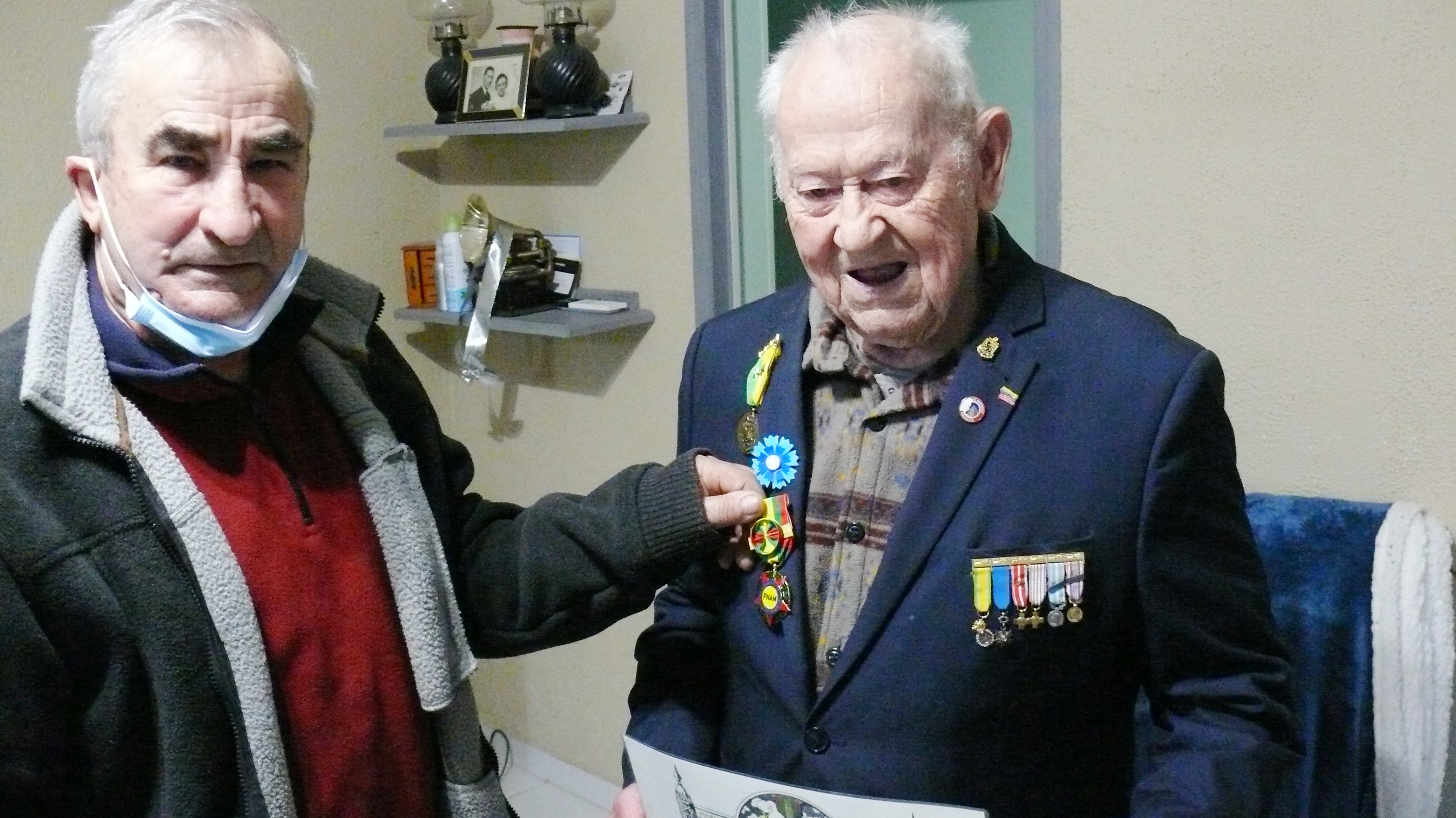 André Ilvasi a remis la médaille d'or avec rosette à René Cayet en janvier 2021.