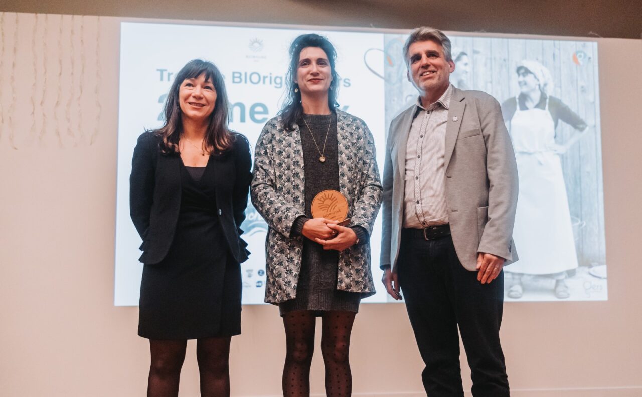 2ème prix : Marianne Matteidi, Petites Louches, entourée de Muriel Abadie et Philippe Archer.