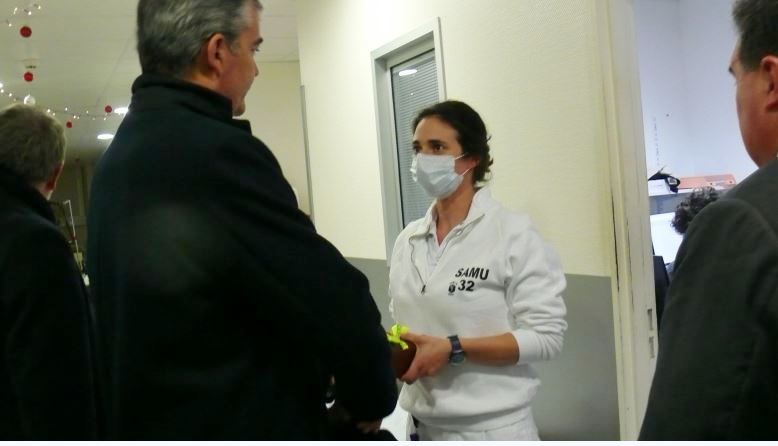 Le médecin urgentiste accueille le préfet.