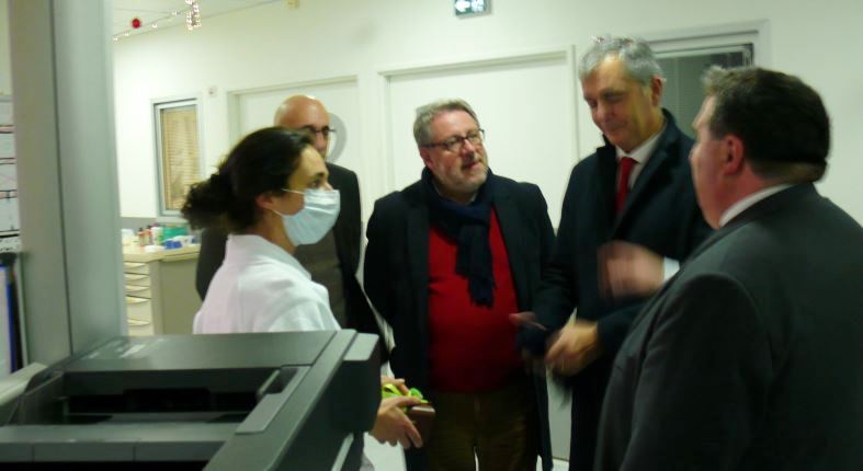 Entretien entre le médecin urgentiste, le directeur adjoint, le directeur de l'ARS 32, le préfet et le député.