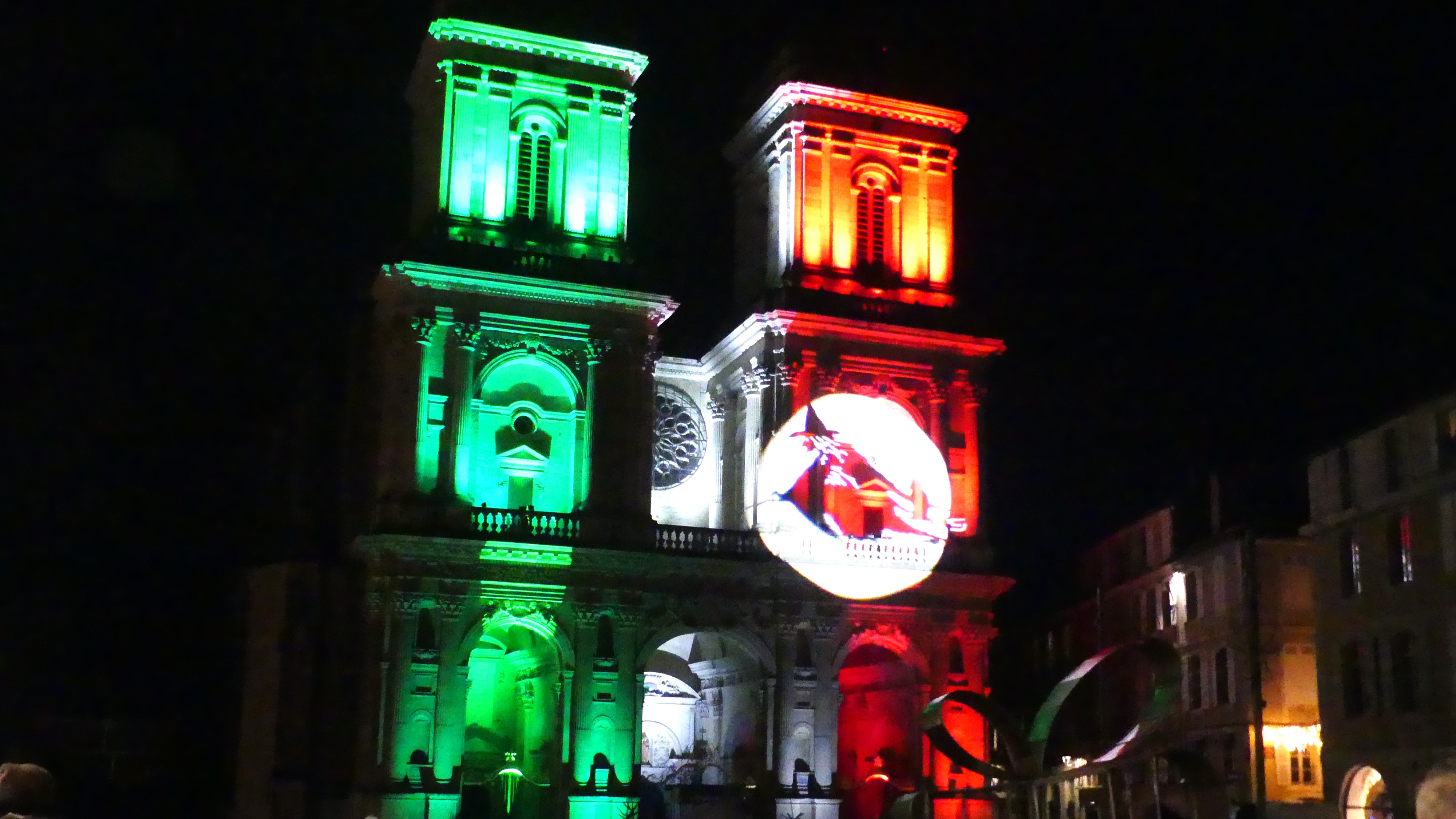 La cathédrale illuminée aux couleurs italiennes