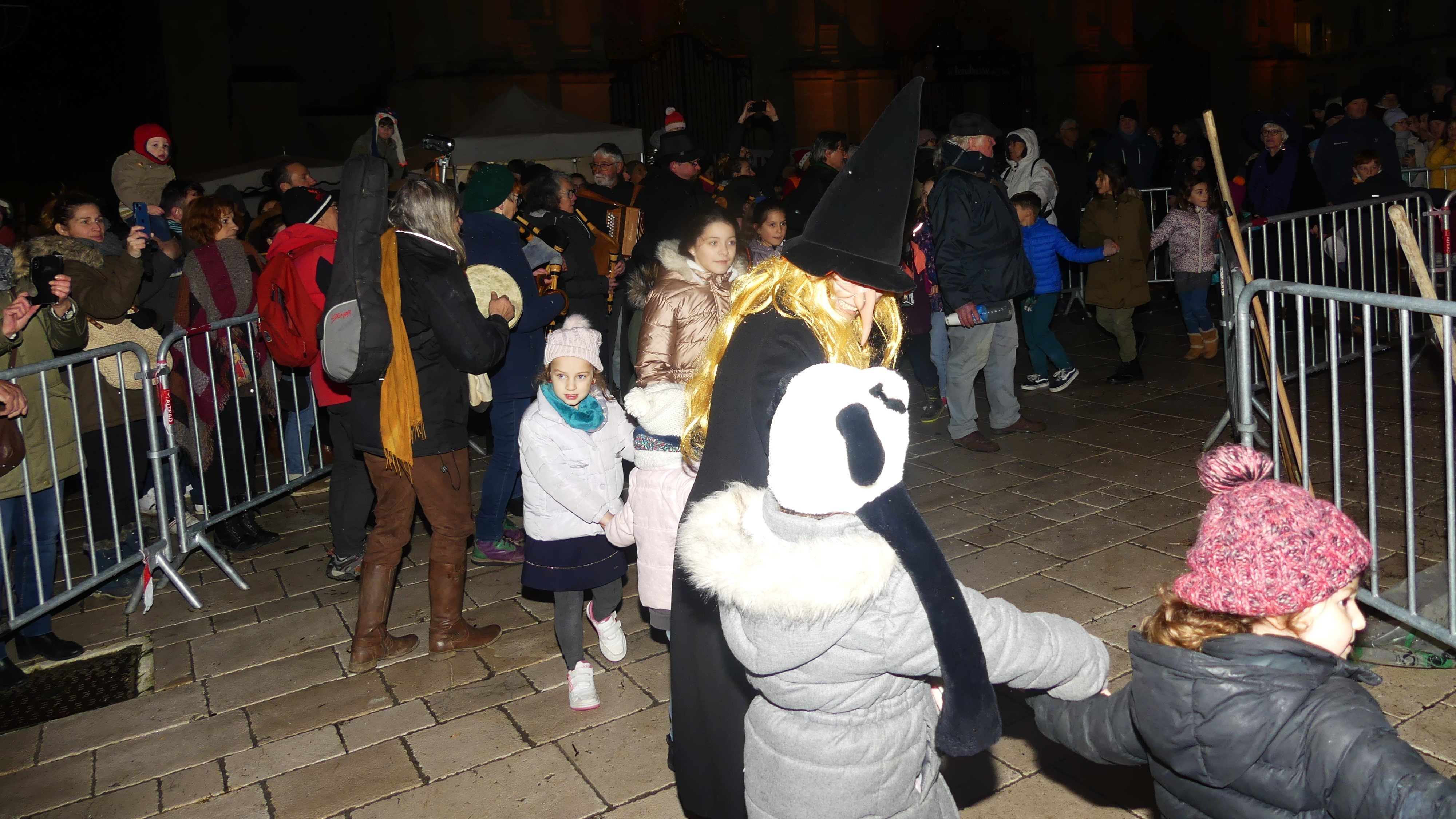 Les enfants dansent au rythme des airs occitans