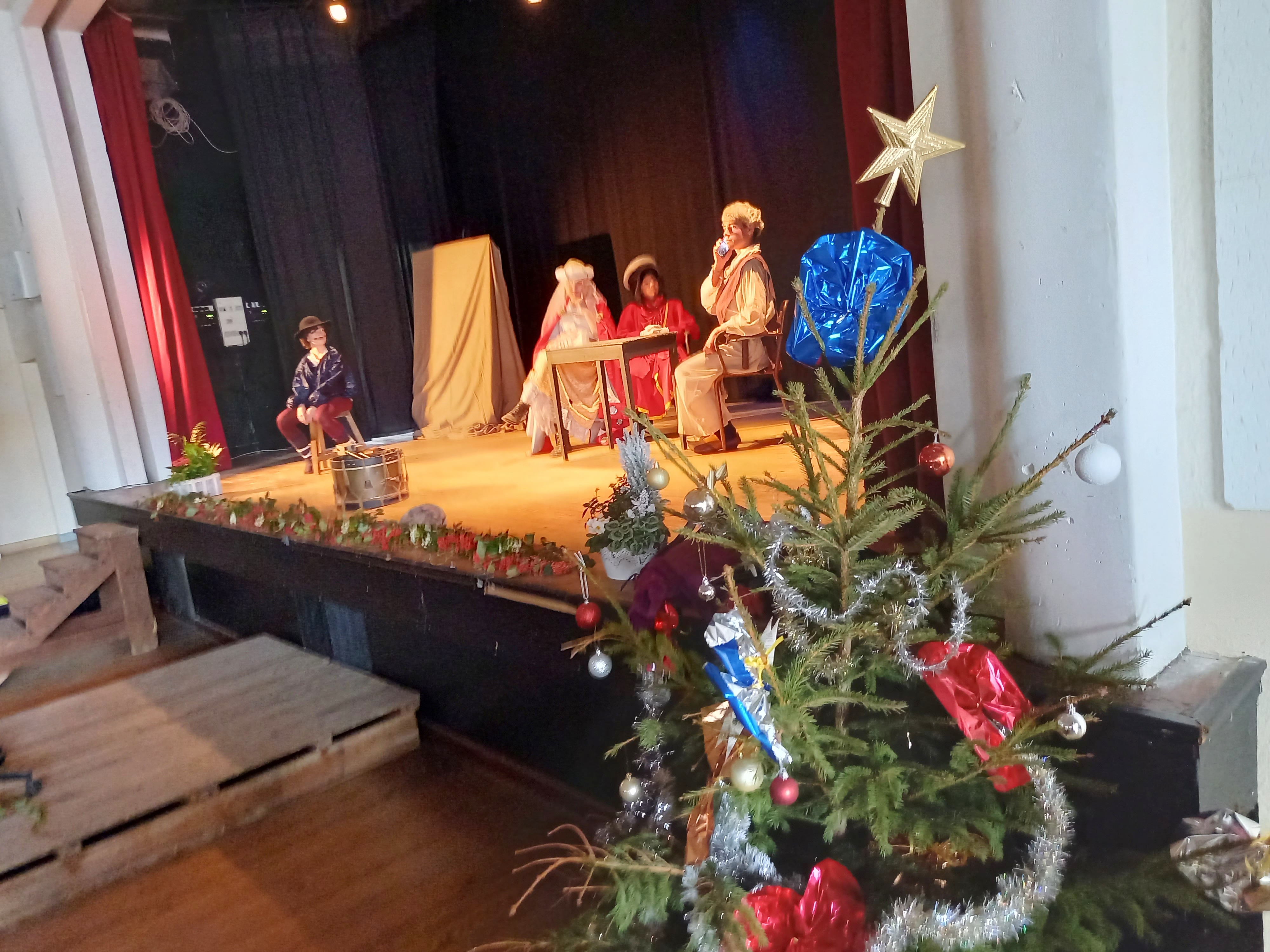 Les jeunes du Castella-théâtre ont joué une scène relative au paréage.