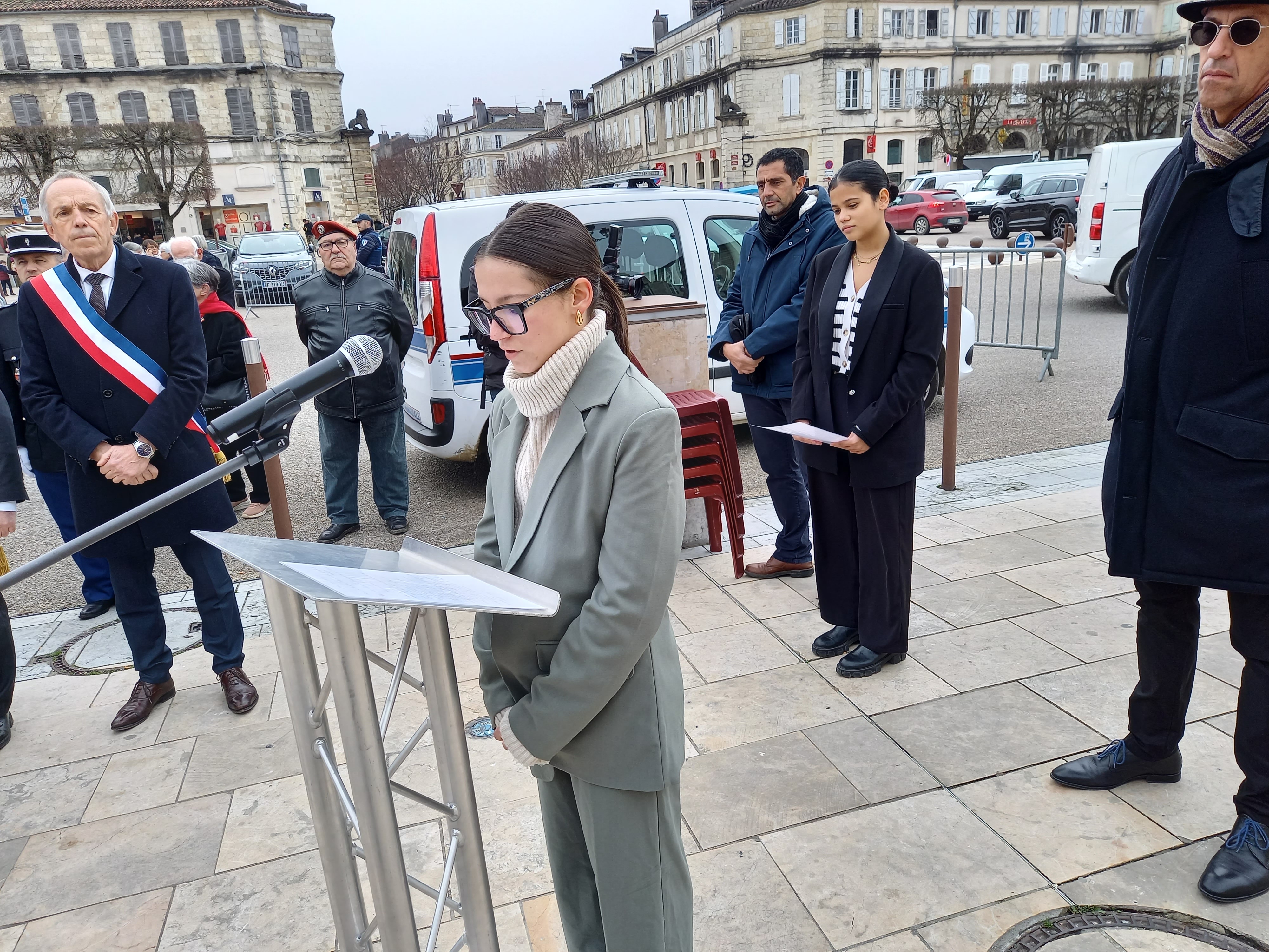 Deux lycéennes ont lu des poèmes de déportés.