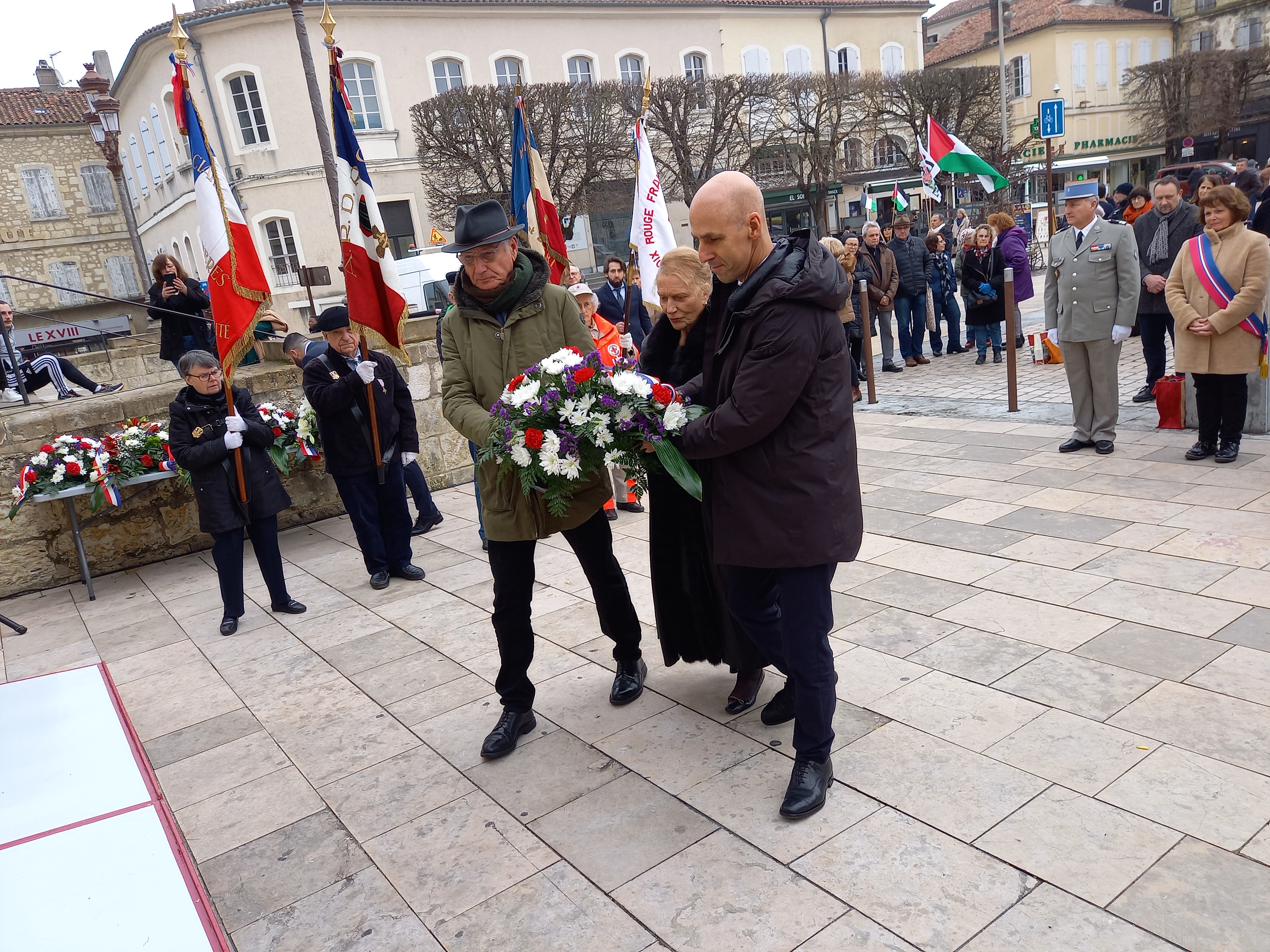 Claude Dilhat dépose une gerbe.