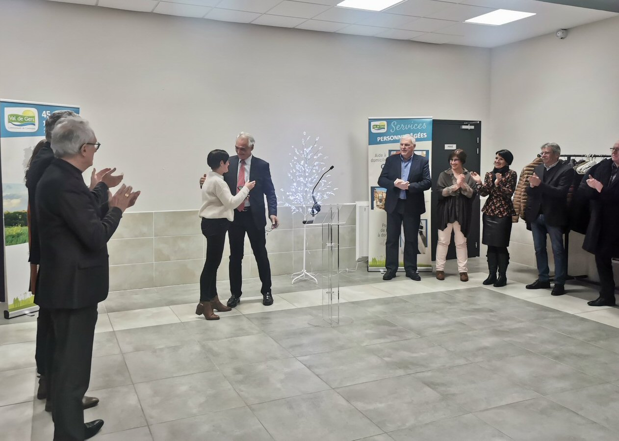 Remise de la médaille à Christine Cénac