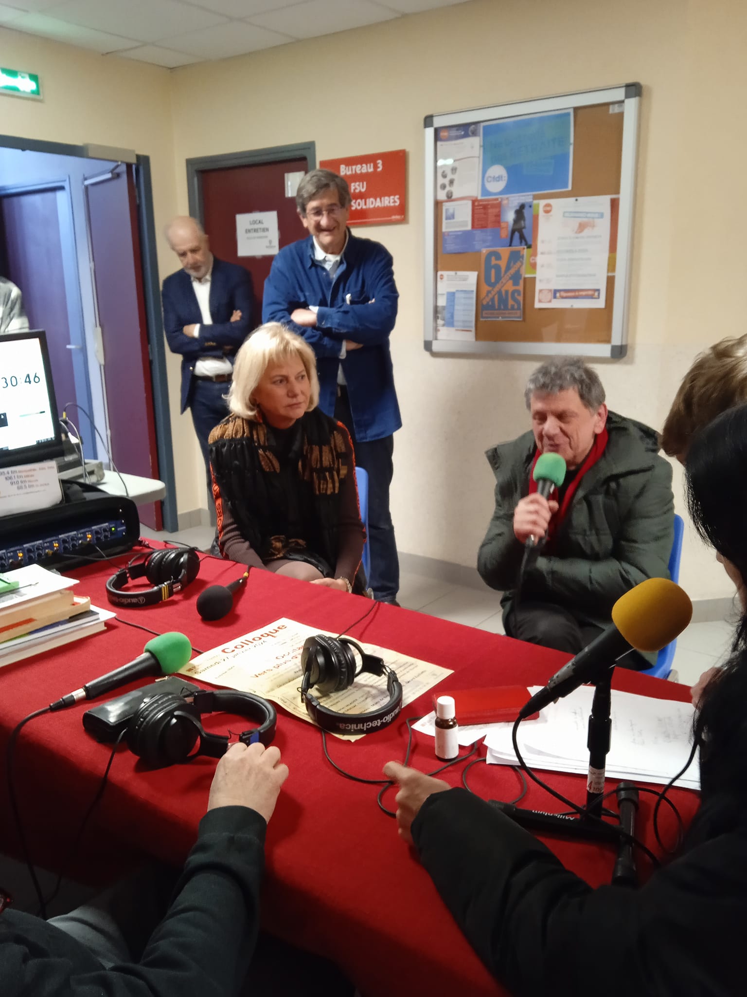 Interventions en direct Lo Miègjornau animé par Gisela , diffusé le 27 janvier sur l'antenne de Ràdio Lengadoc Montpelhièr , Ràdio Lengadoc Narbona et Ràdio Occitania .