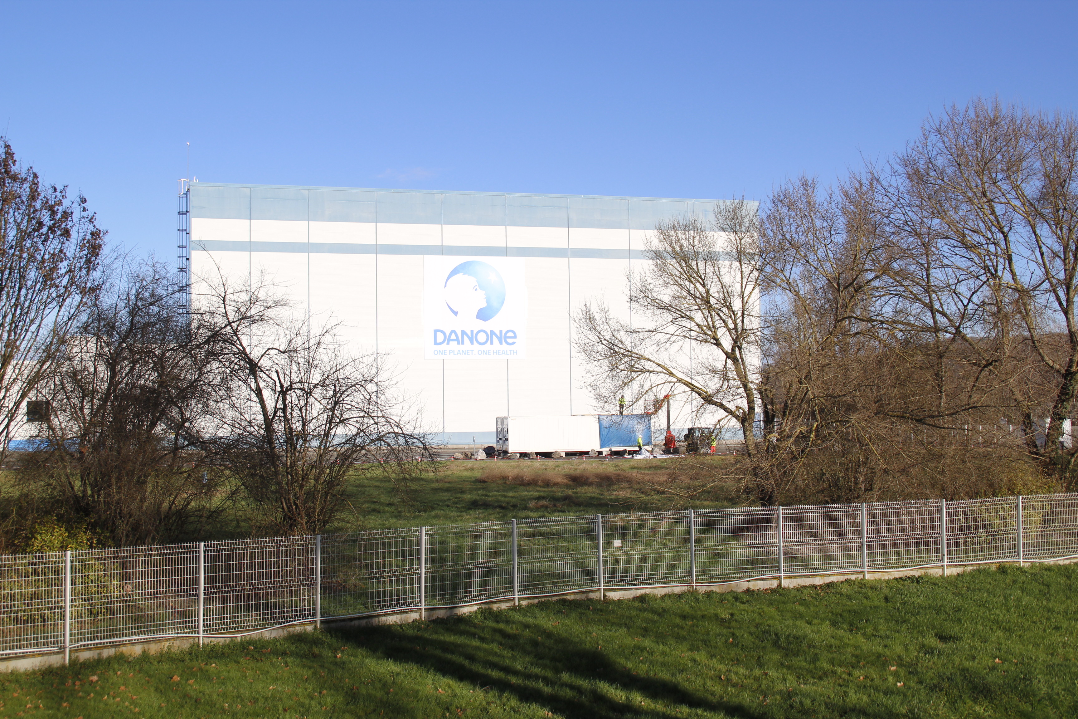 Le nouveau logo Danone sur la tour de stockage