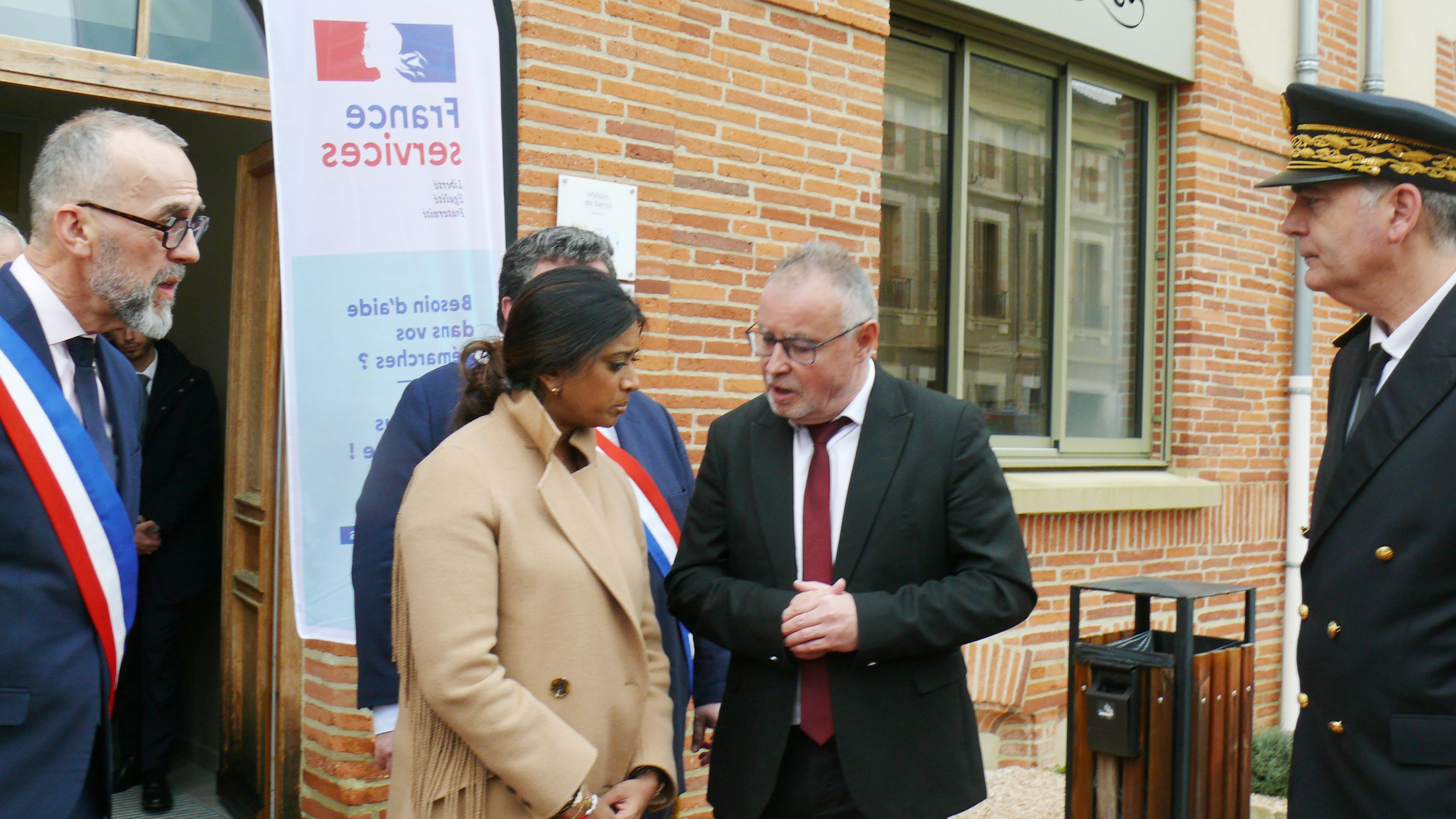 Philippe Dupouy s'entretient avec la ministre.