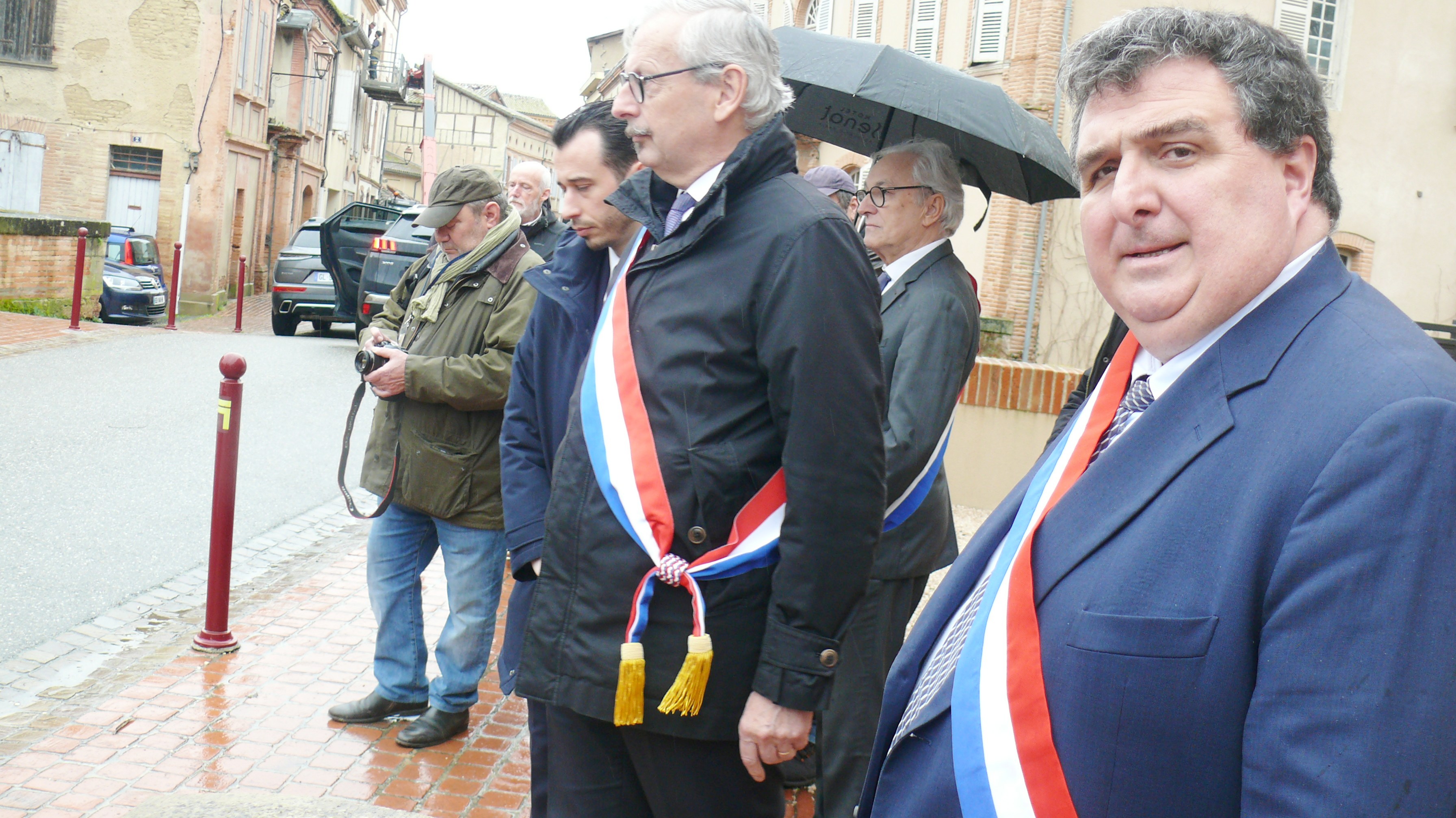 Les députés, David Taupiac et Jean-René Cazeneuve, attendent l'arrivée de la ministre.
