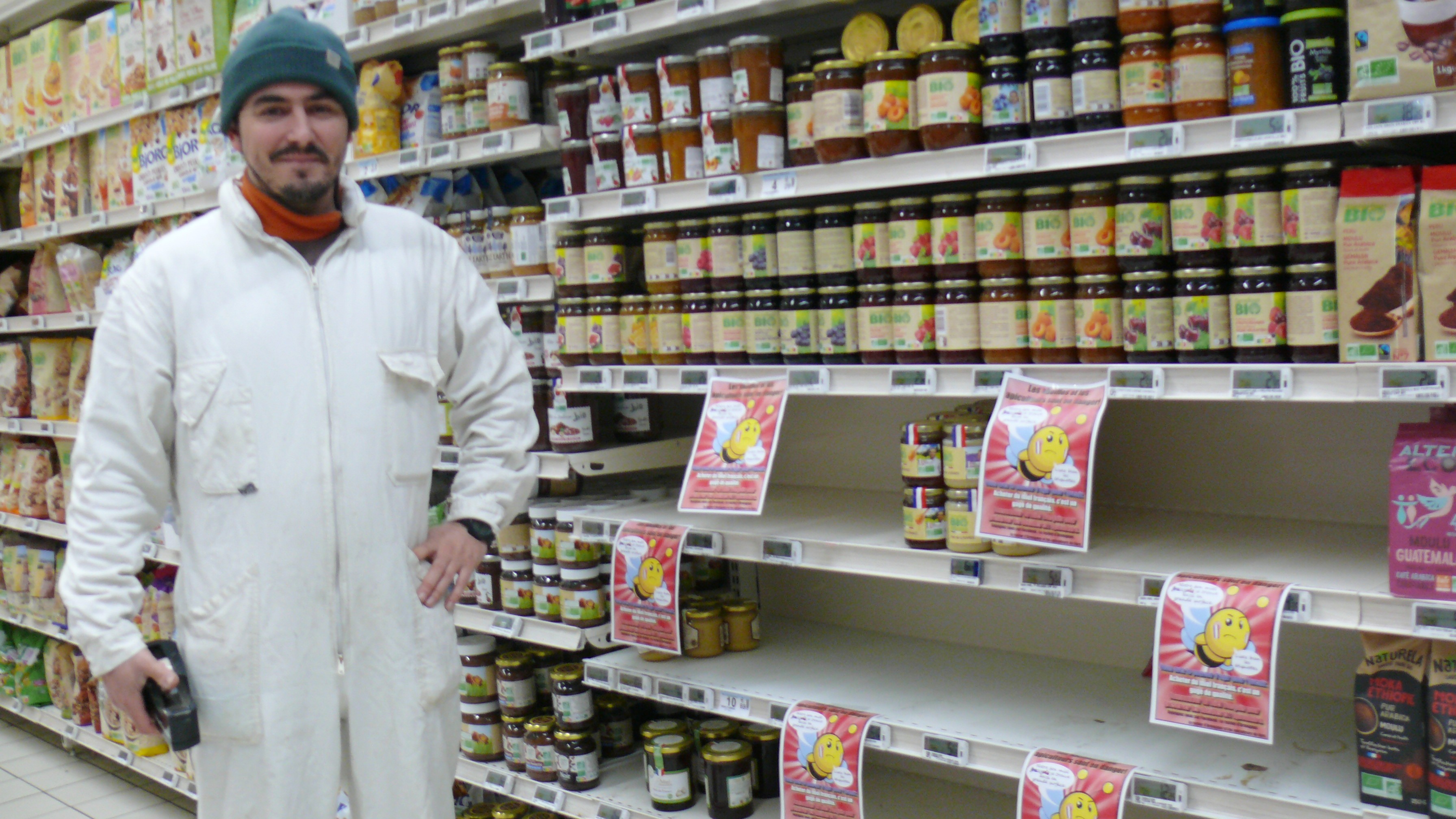 Apiculteur devant un rayon vidé.