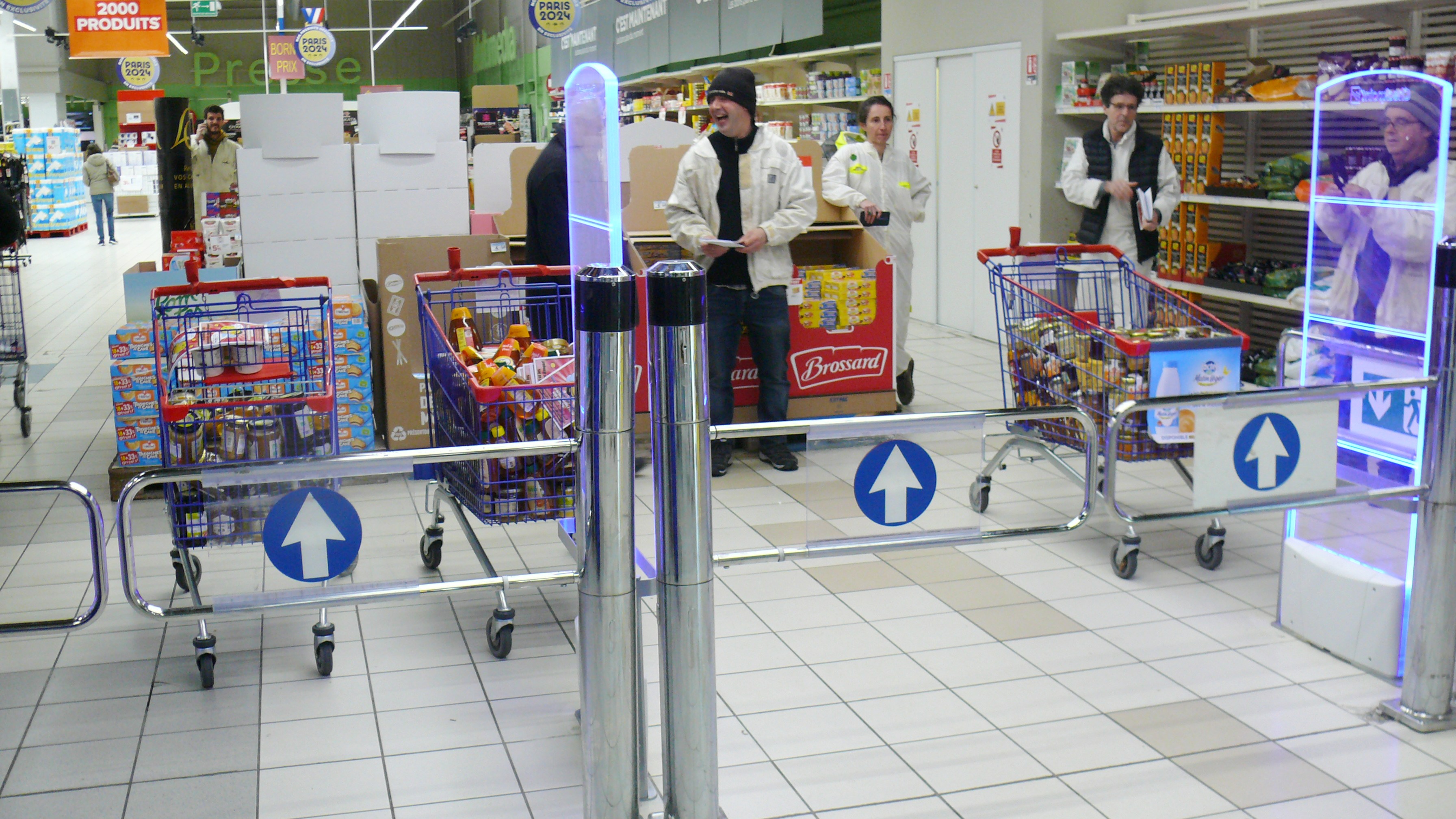 Les caddies à l'entrée du supermarché.
