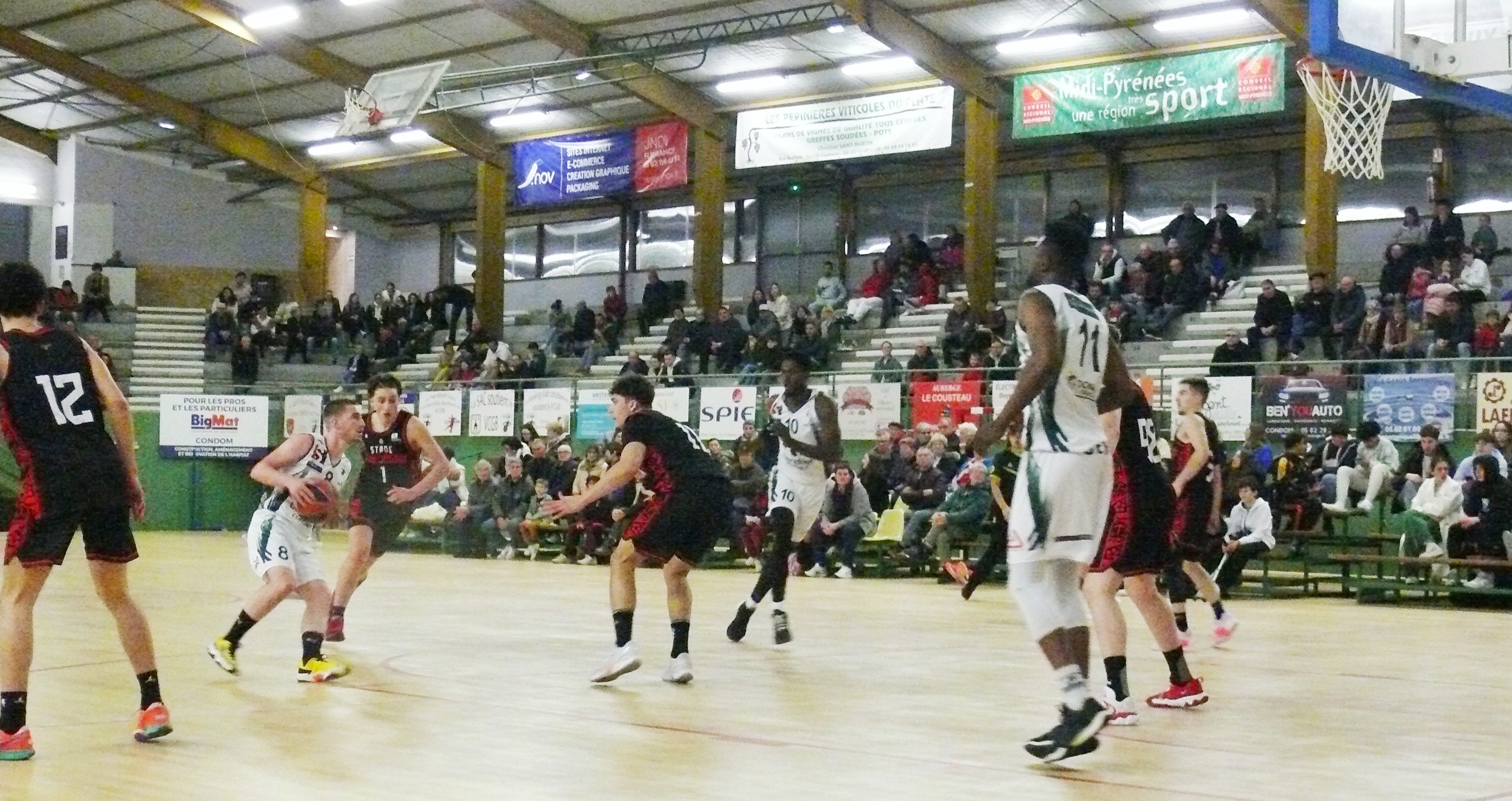 Nathan Dufau face à la défense toulousaine.