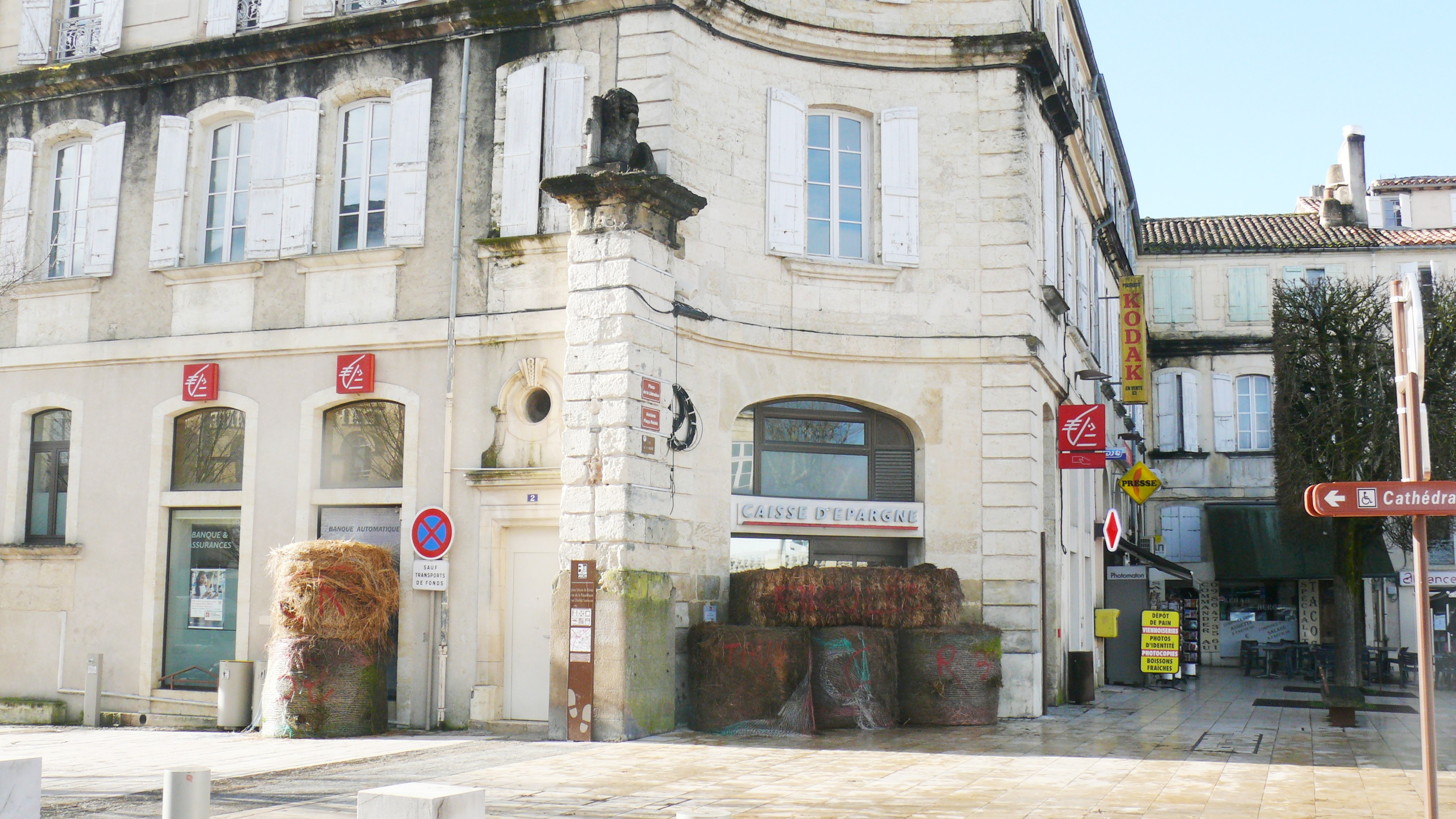 Caisse d'Epargne, place de la Libération.