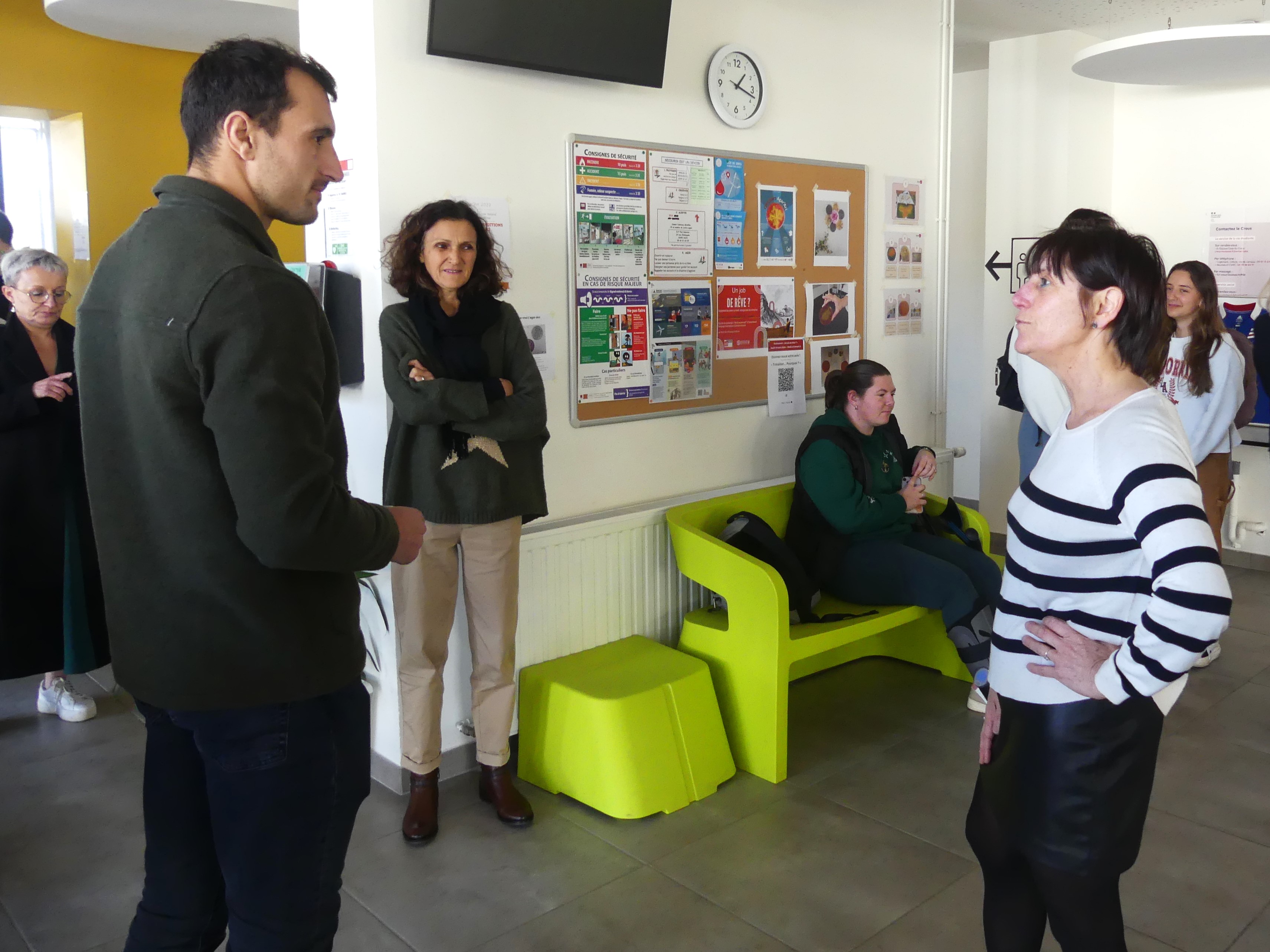 Paulin accueillit par Elisabeth Neuhauser directrice de l'IUT d'Auch et Valérie Létisse